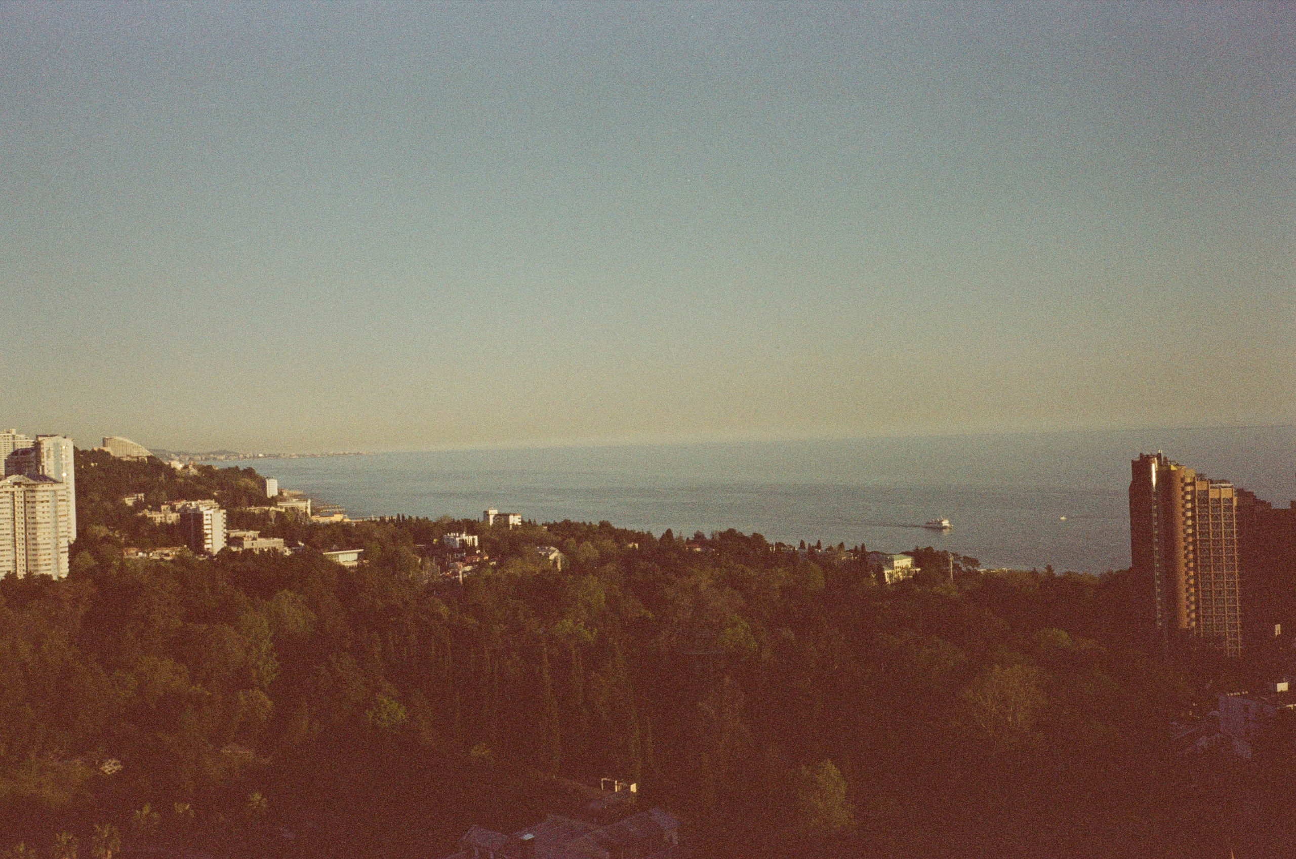 Вечерняя прогулка: закаты, крыша Metropol и улочки Сочи. Фотограф-документалист Мария Осокина