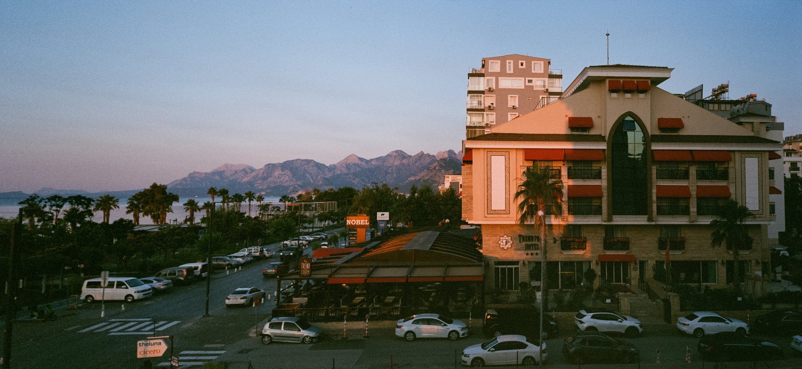 Аллея зонтиков и ночная Марина старого города. Фотограф-документалист Мария Осокина