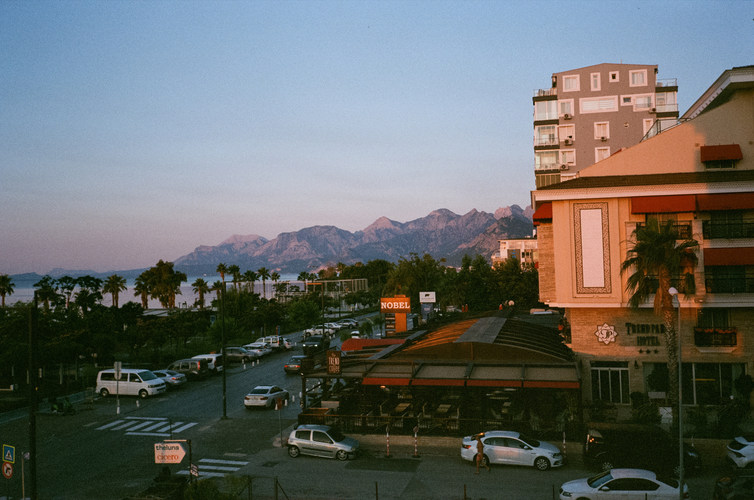 Аллея зонтиков и ночная Марина старого города. Фотограф-документалист Мария Осокина