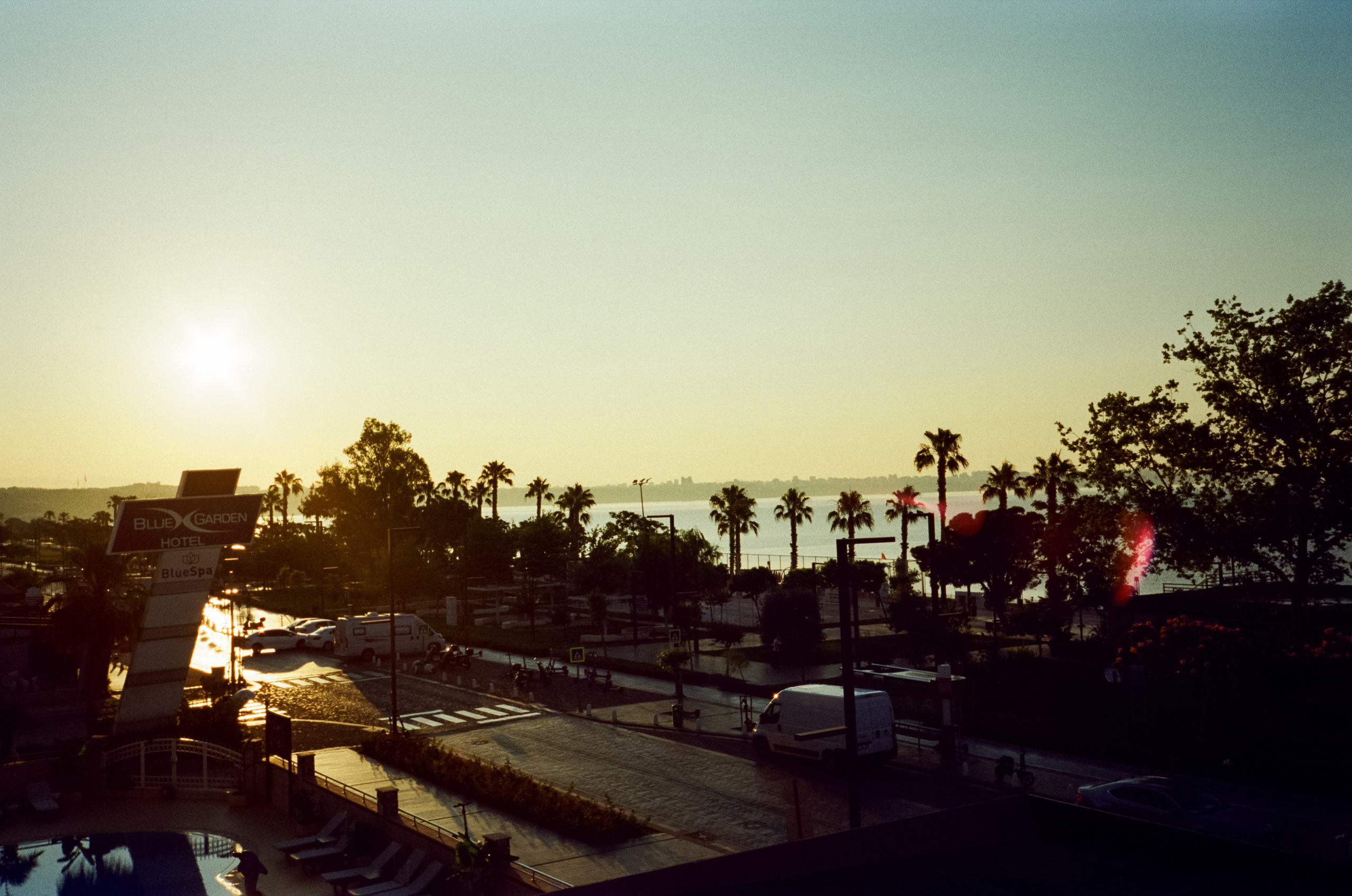 Рассвет и утро на пляже, кафе Trend Coffee и вечерняя набережная. Фотограф-документалист Мария Осокина