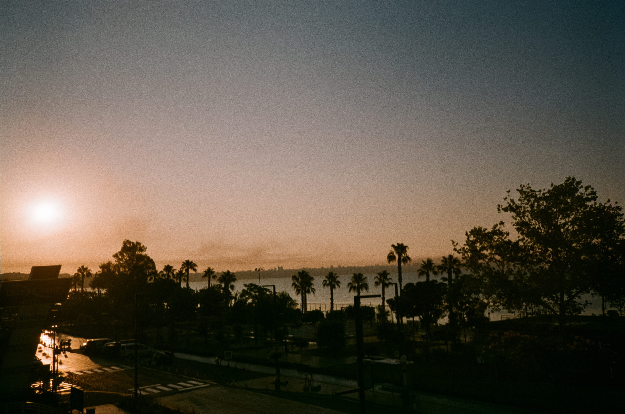 Вечерний вайб, кафе и кофейни, атмосфера, море и местные жители. Фотограф-документалист Мария Осокина