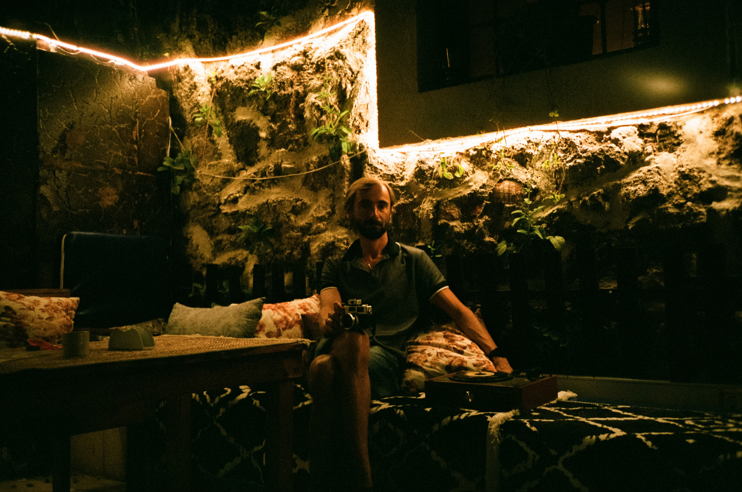 Вечерний город, улочка баров, пальмы и рассвет нового дня. Фотограф-документалист Мария Осокина