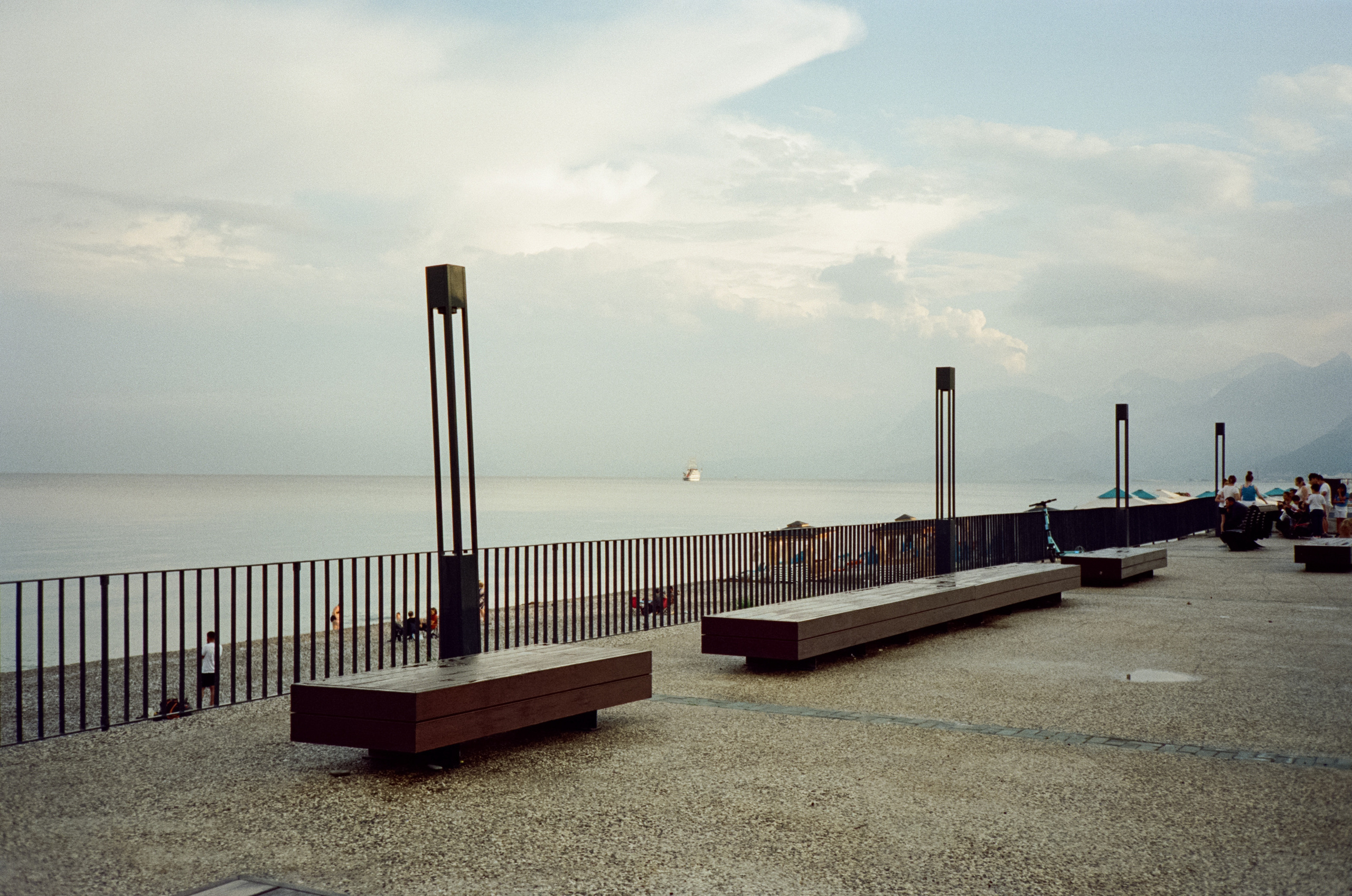 Вечерняя прогулка по набережной Коньяалты: море, корабли, пальмы и жел. Фотограф-документалист Мария Осокина