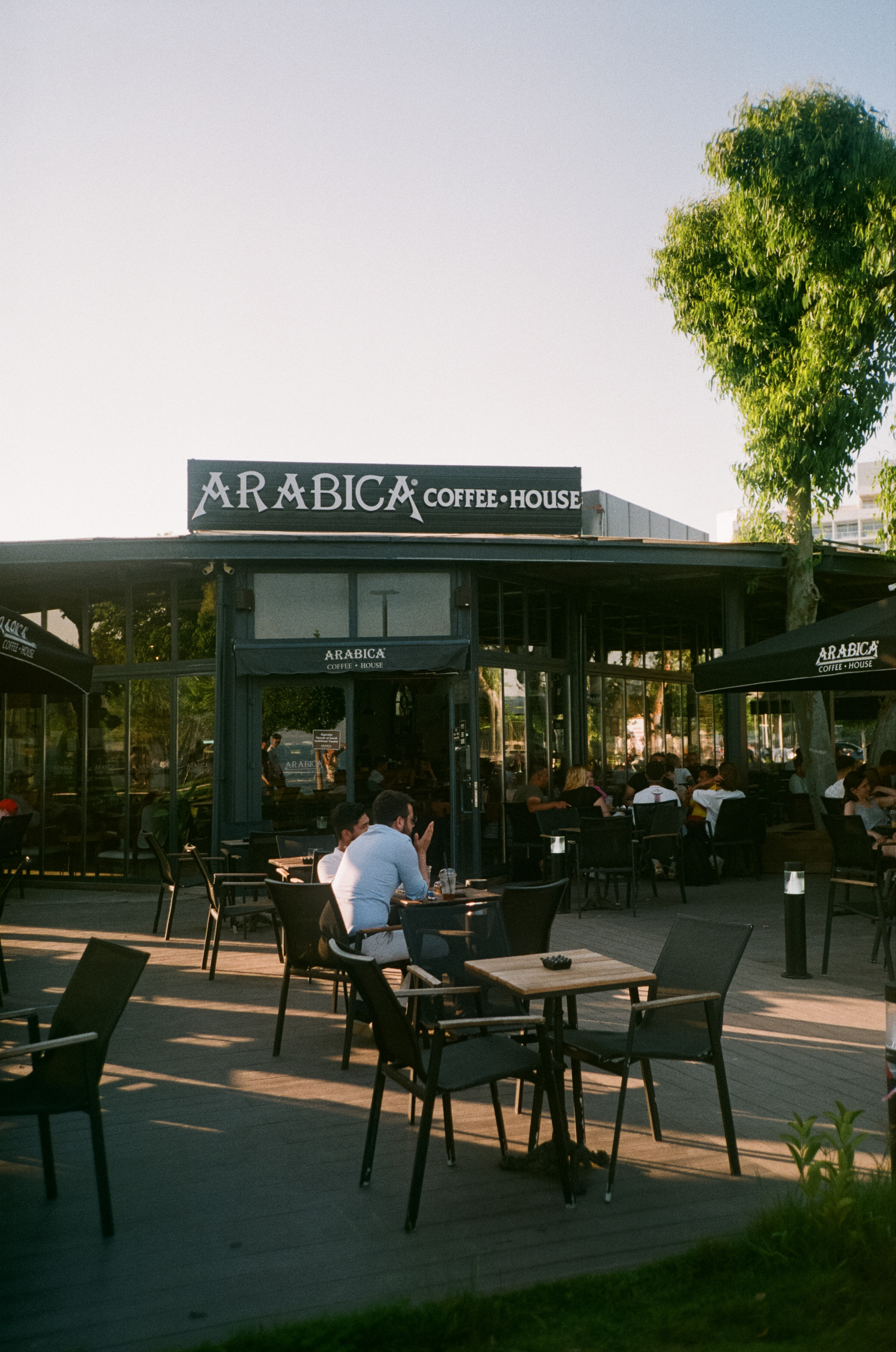 Вечерний вайб, кафе и кофейни, атмосфера, море и местные жители. Фотограф-документалист Мария Осокина