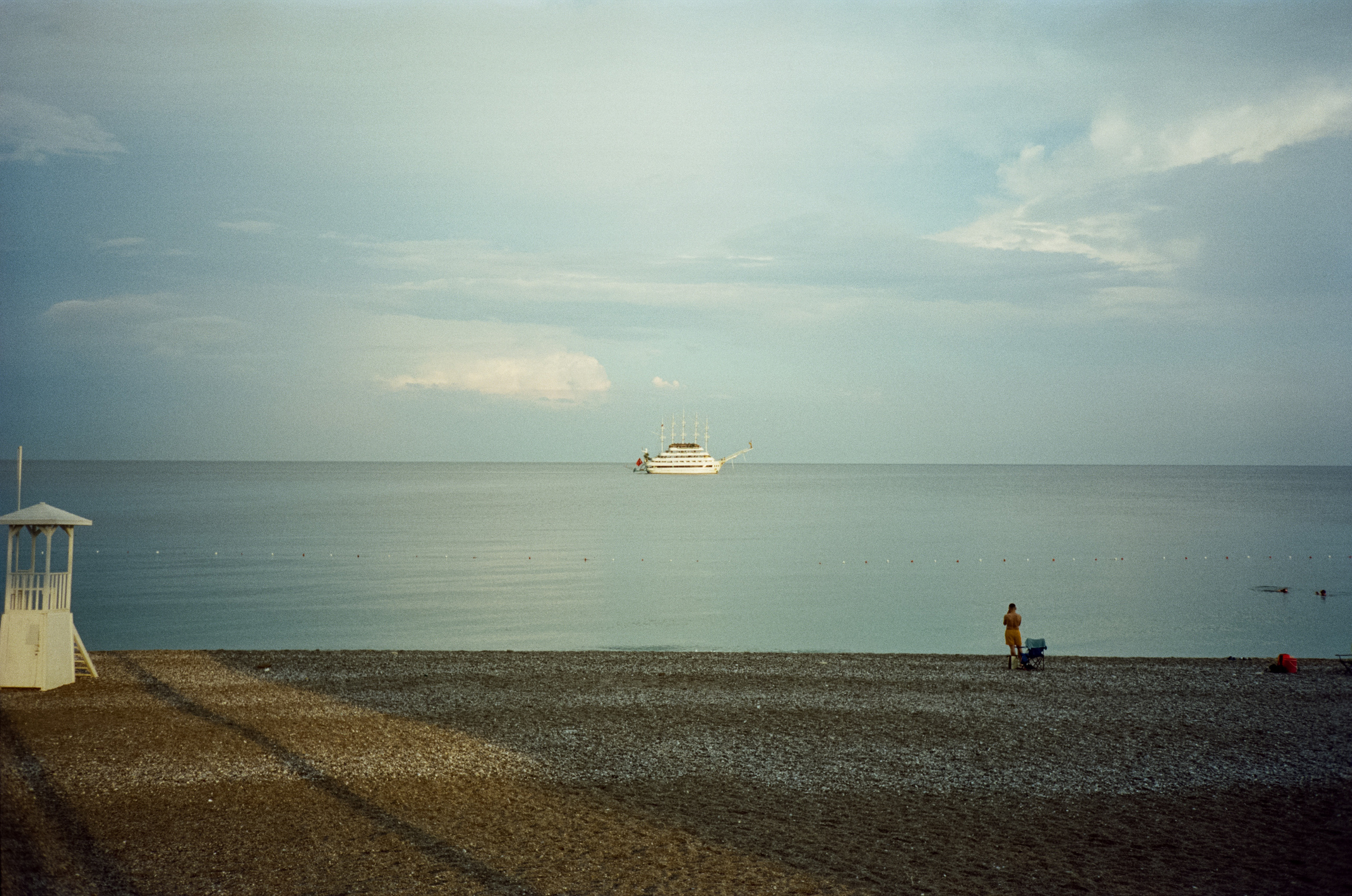 Вечерняя прогулка по набережной Коньяалты: море, корабли, пальмы и жел. Фотограф-документалист Мария Осокина