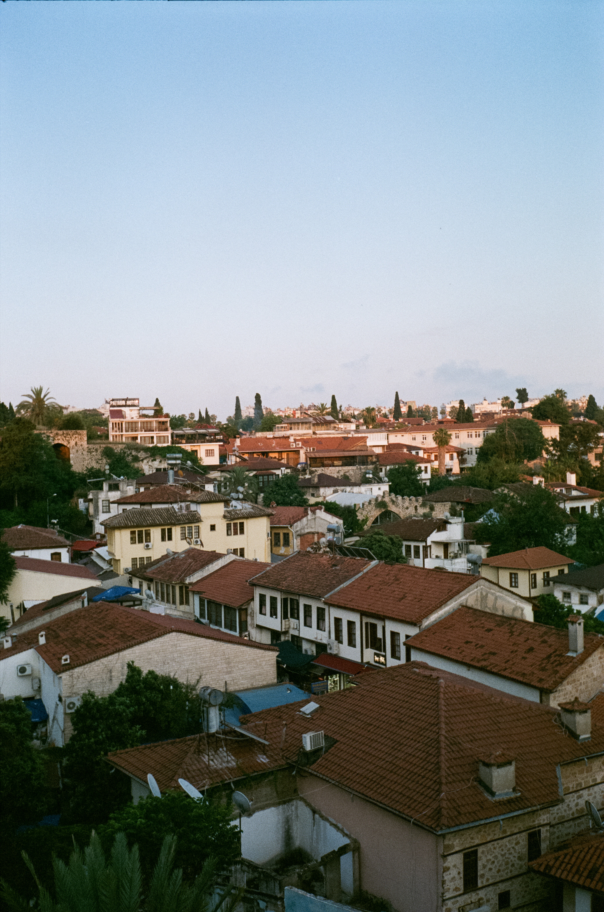 Аллея зонтиков и ночная Марина старого города. Фотограф-документалист Мария Осокина