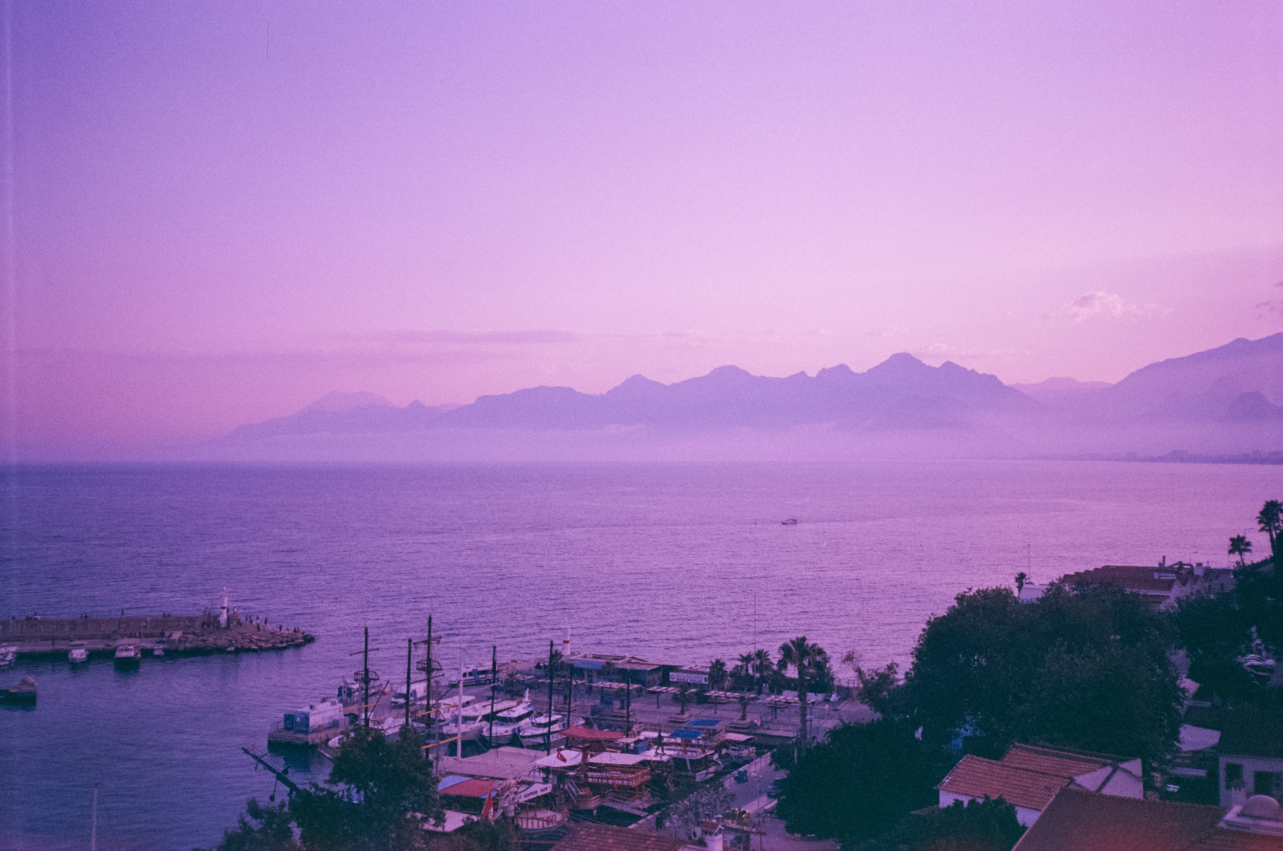 Вид на старый город и порт со смотровой площадки. Просрочка. Фотограф-документалист Мария Осокина