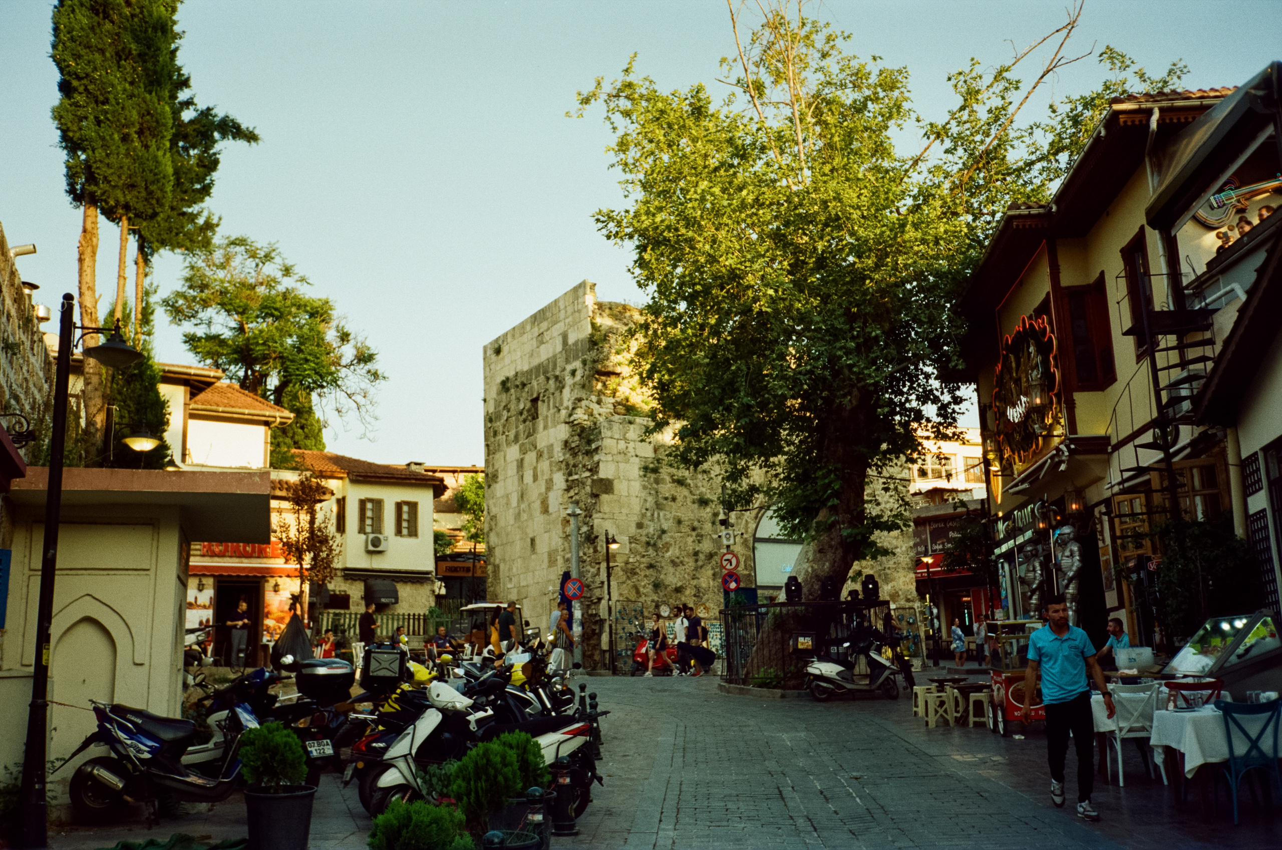 Атмосфера старого города, улочки и кафе Калеичи. Фотограф-документалист Мария Осокина