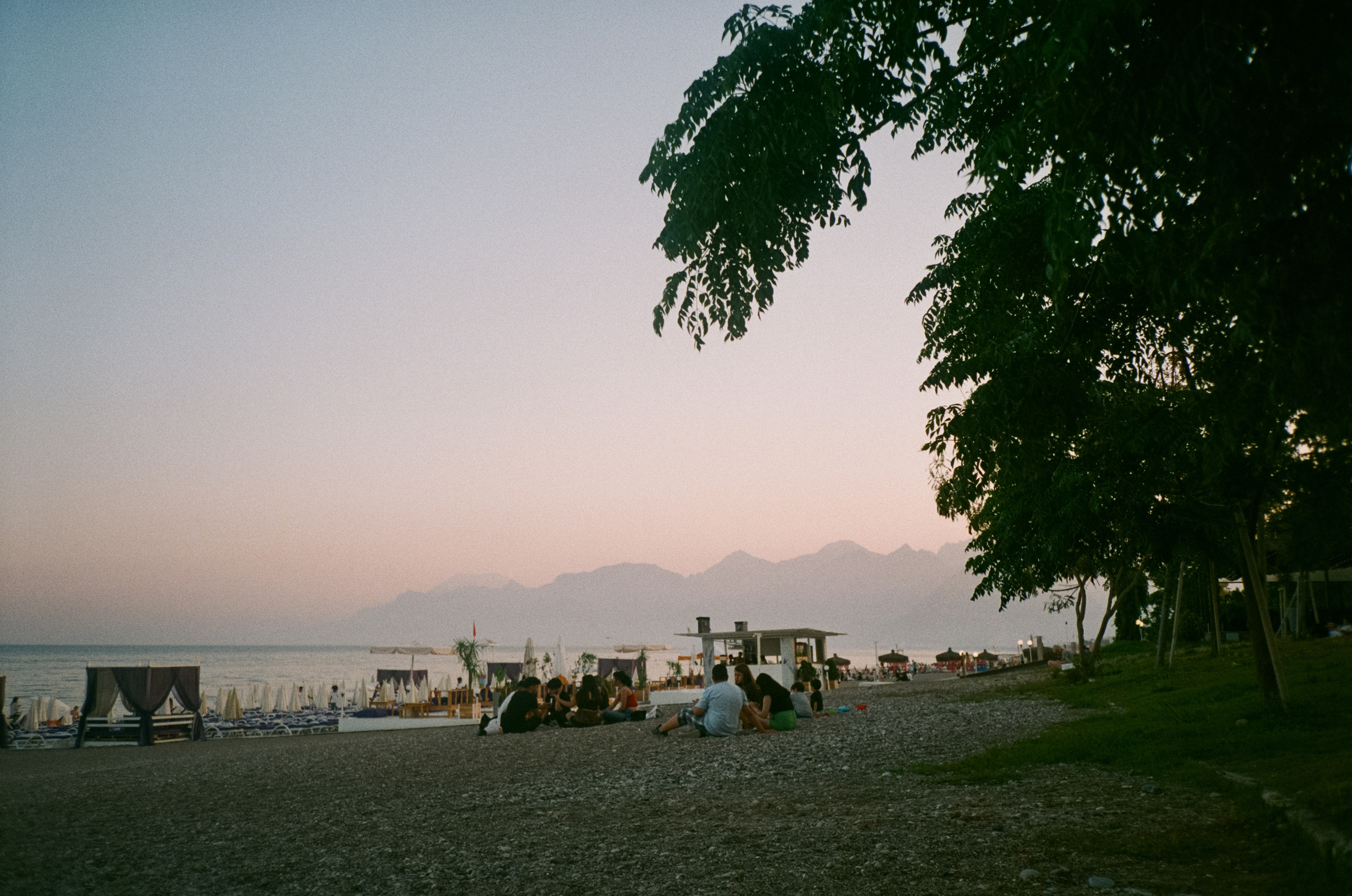 Вечерний вайб, кафе и кофейни, атмосфера, море и местные жители. Фотограф-документалист Мария Осокина
