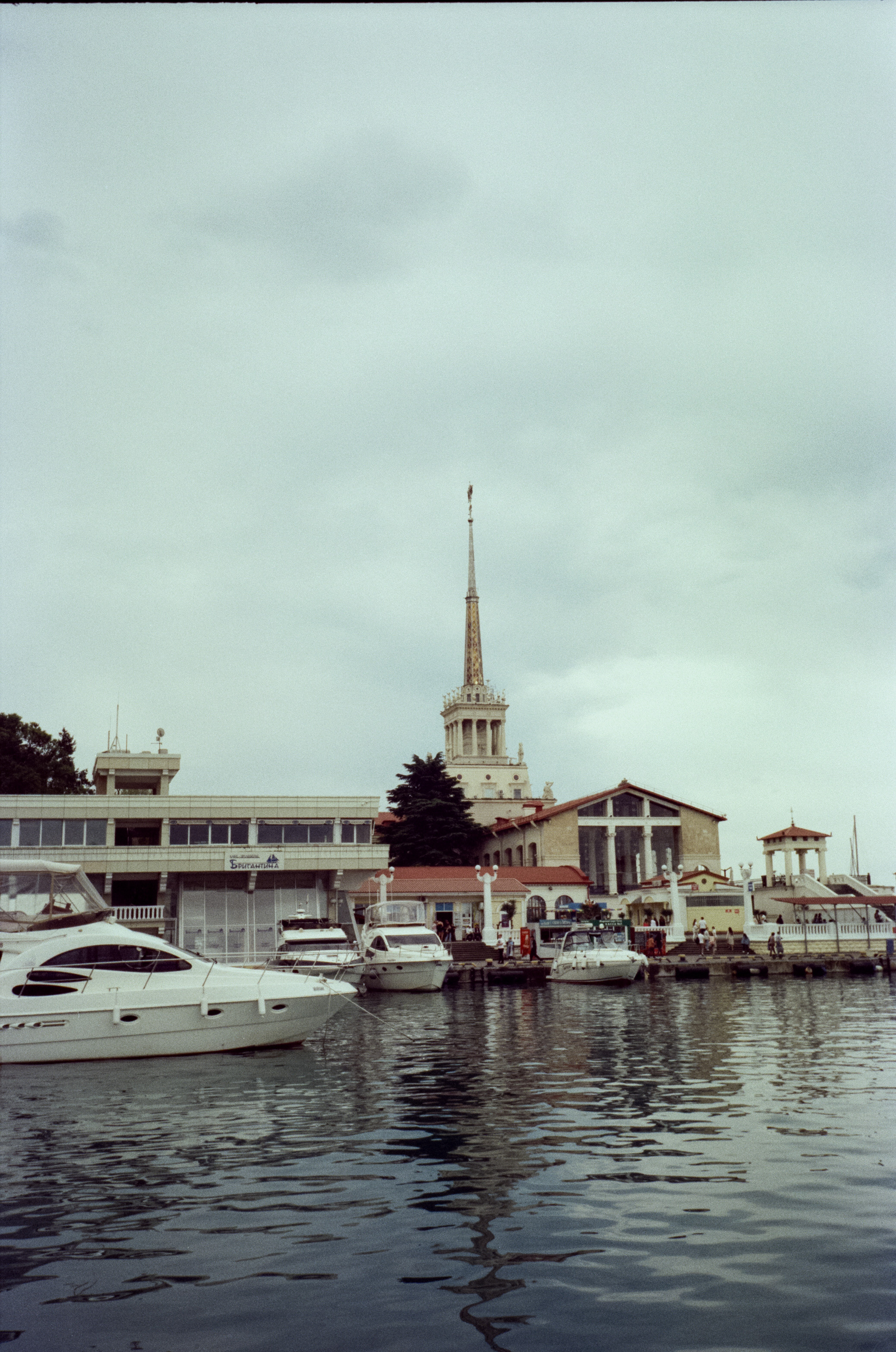 Прогулка по набережной Сочи: море, пальмы и уютная кофейня. Фотограф-документалист Мария Осокина