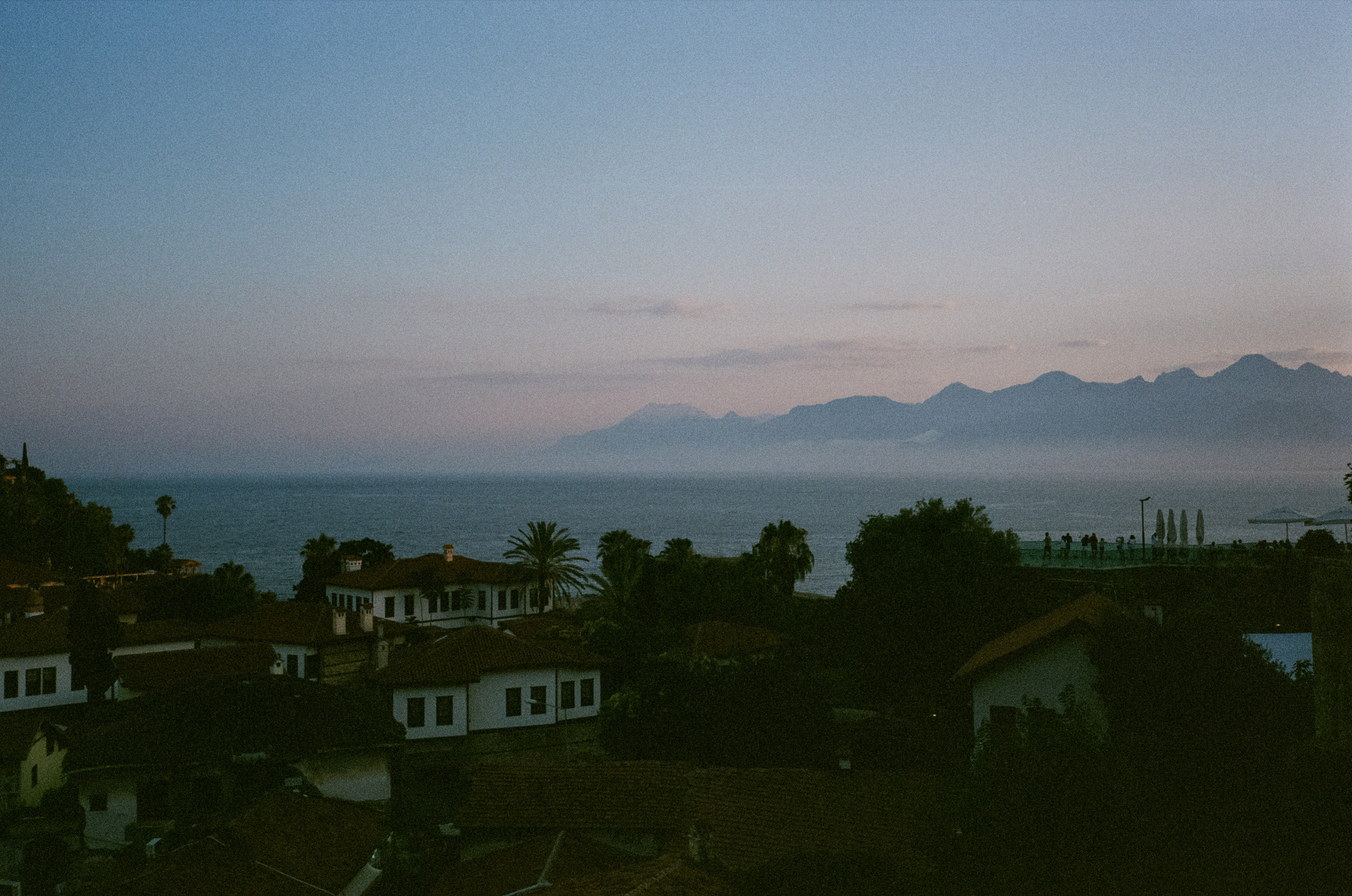 Аллея зонтиков и ночная Марина старого города. Фотограф-документалист Мария Осокина