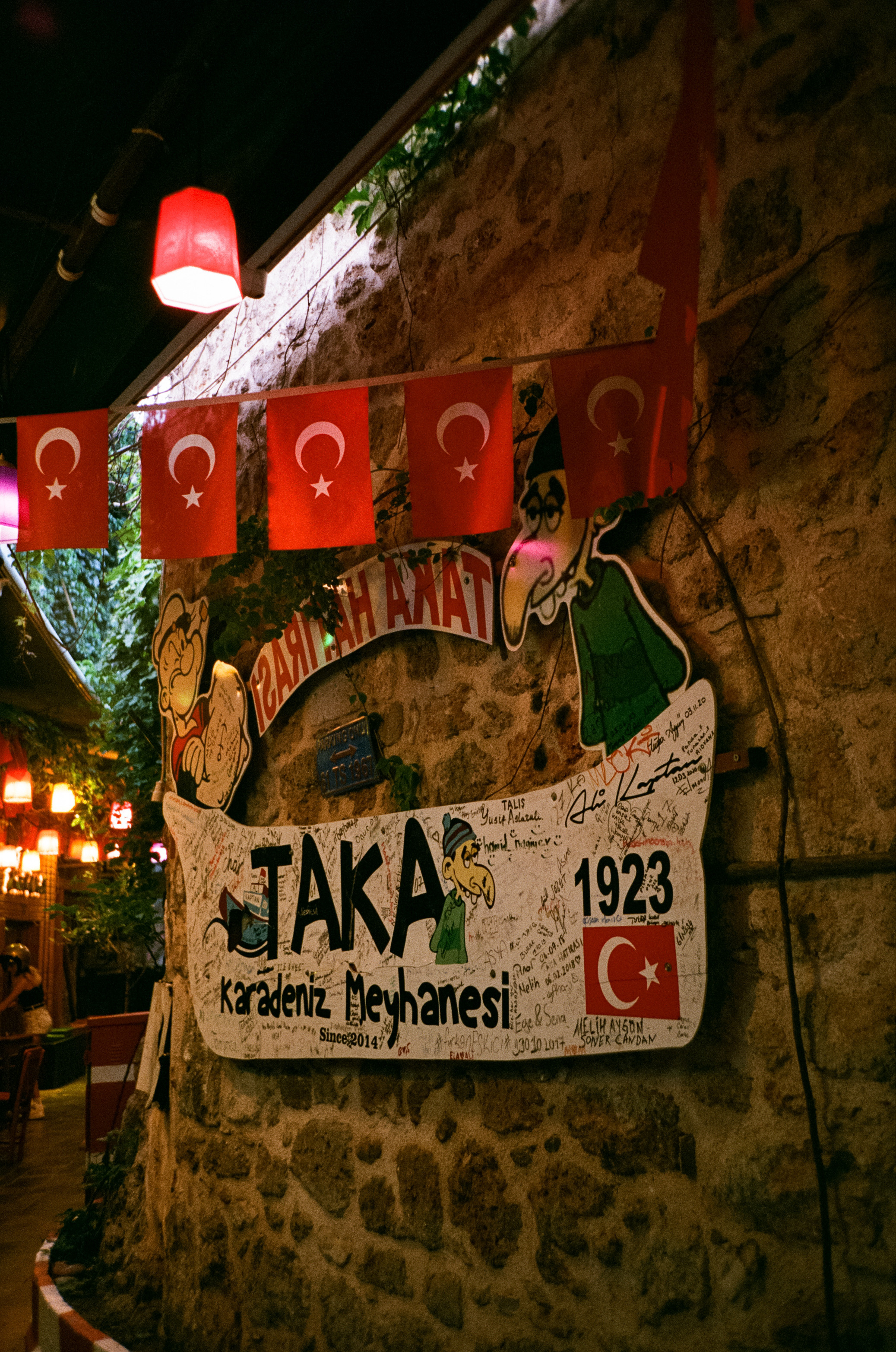Вечерний город, улочка баров, пальмы и рассвет нового дня. Фотограф-документалист Мария Осокина