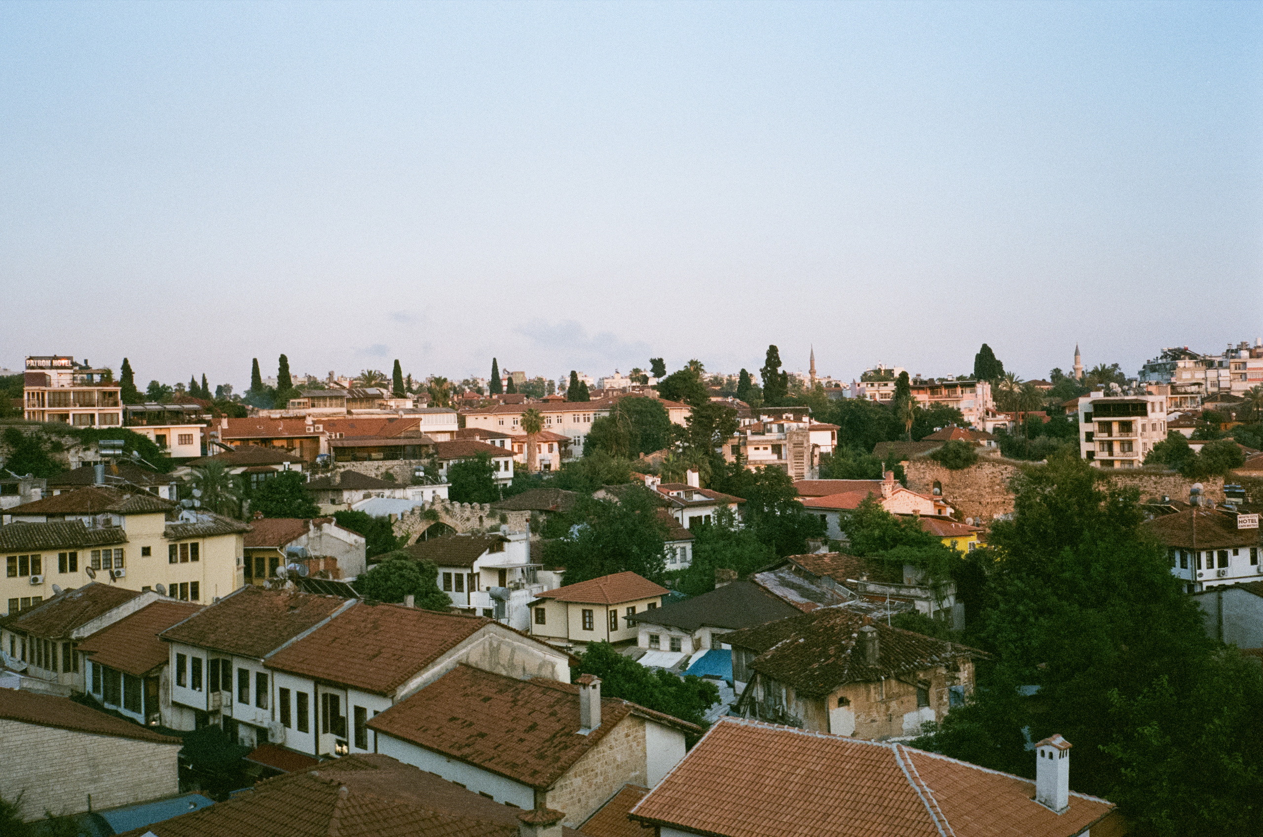 Аллея зонтиков и ночная Марина старого города. Фотограф-документалист Мария Осокина