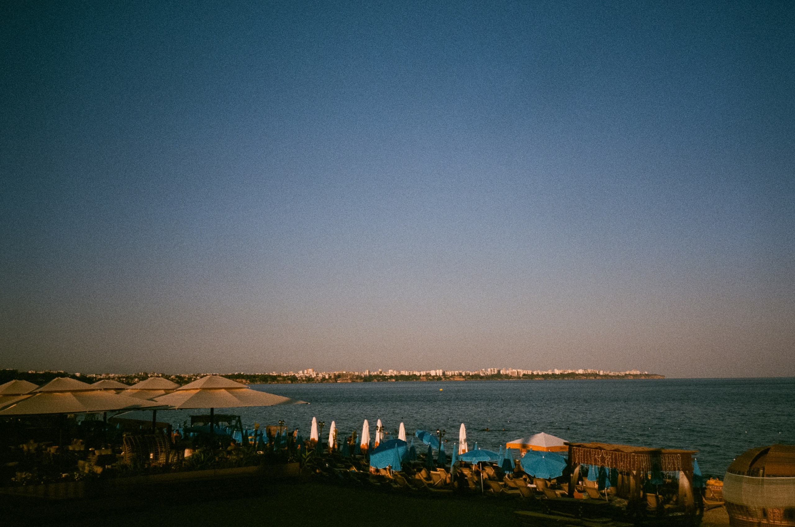 Вечерний город, улочка баров, пальмы и рассвет нового дня. Фотограф-документалист Мария Осокина