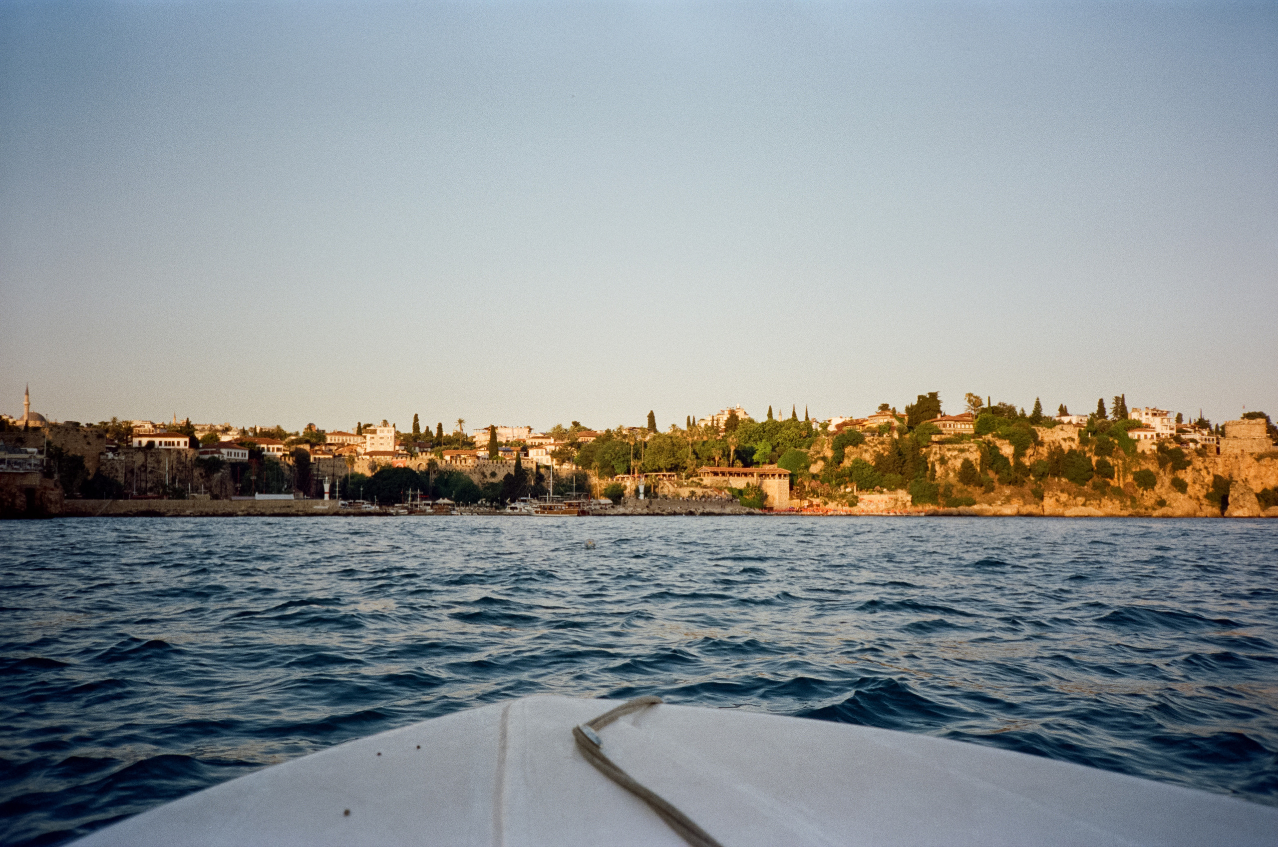 Прогулка на катере до порта Калеичи и обратно к бару Calypso. Закат. Фотограф-документалист Мария Осокина