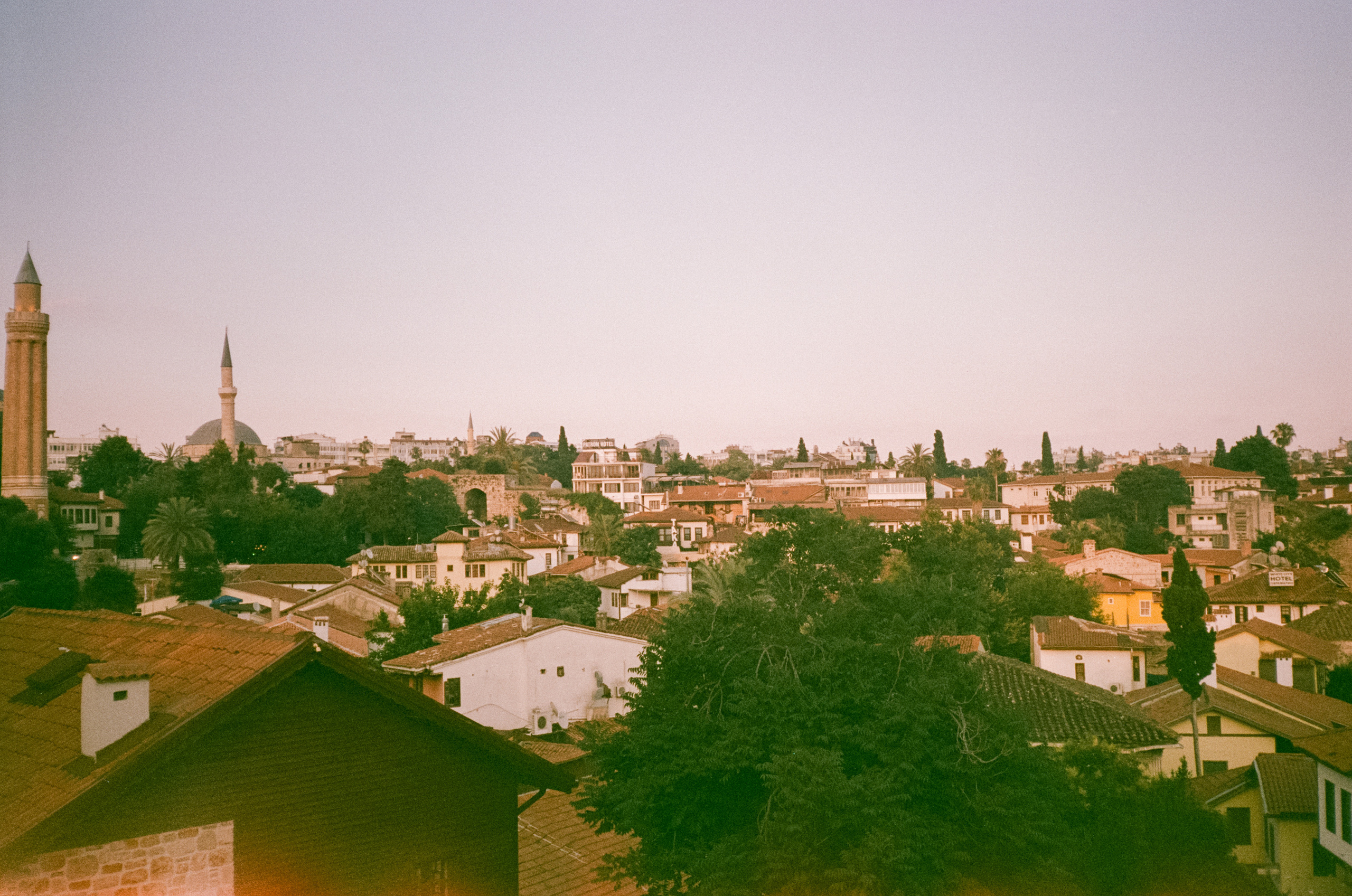 Вид на старый город и порт со смотровой площадки. Просрочка. Фотограф-документалист Мария Осокина