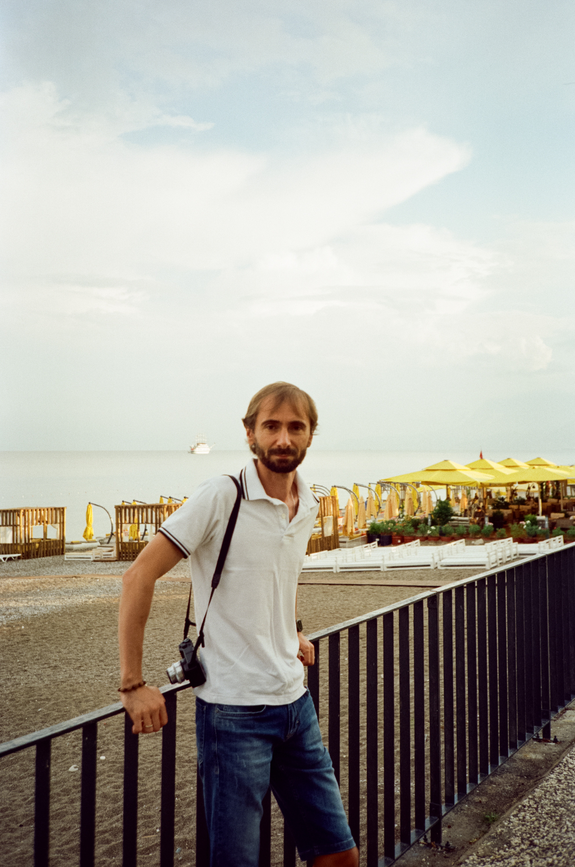 Вечерняя прогулка по набережной Коньяалты: море, корабли, пальмы и жел. Фотограф-документалист Мария Осокина