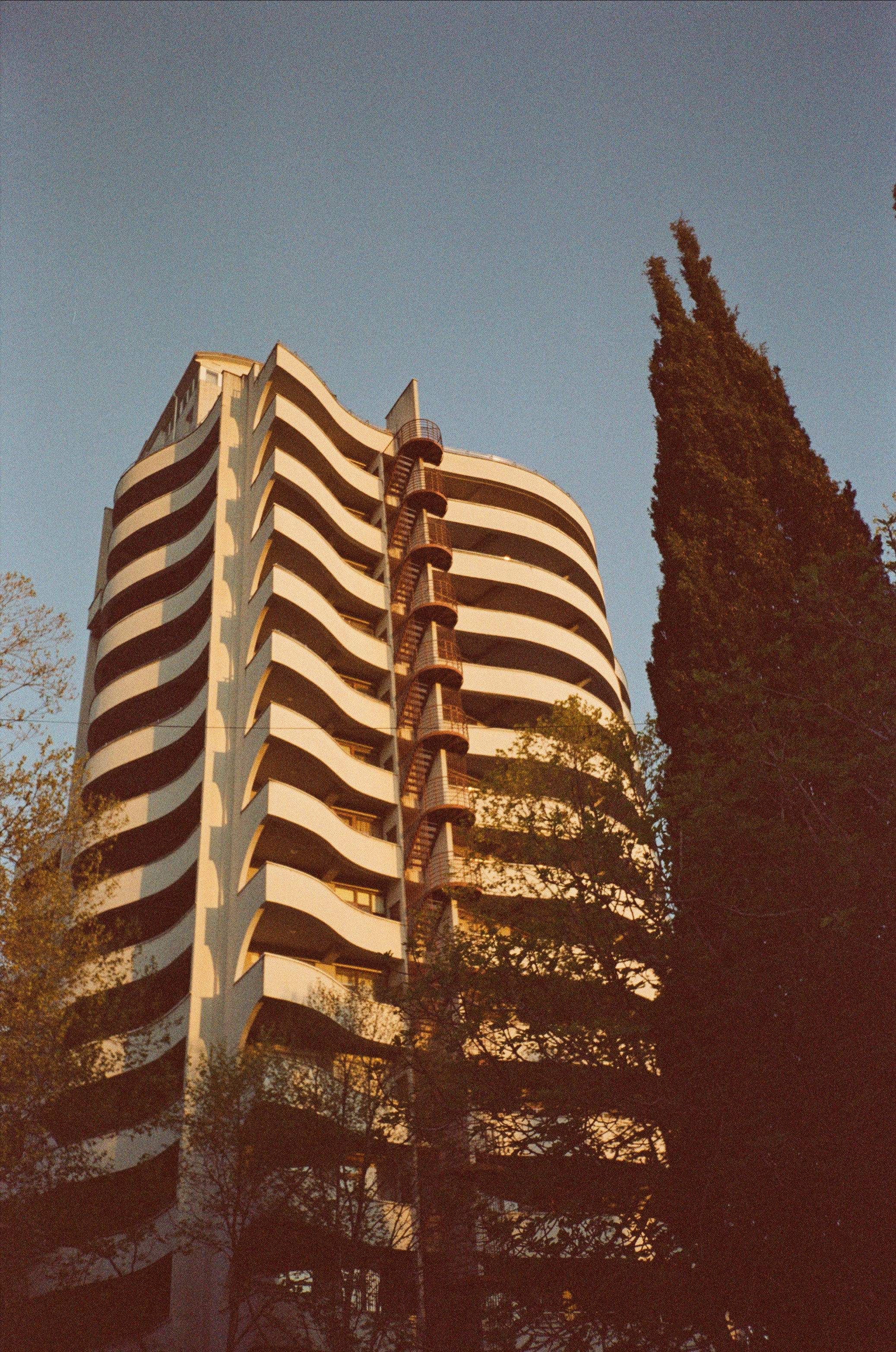 Вечерняя прогулка: закаты, крыша Metropol и улочки Сочи. Фотограф-документалист Мария Осокина