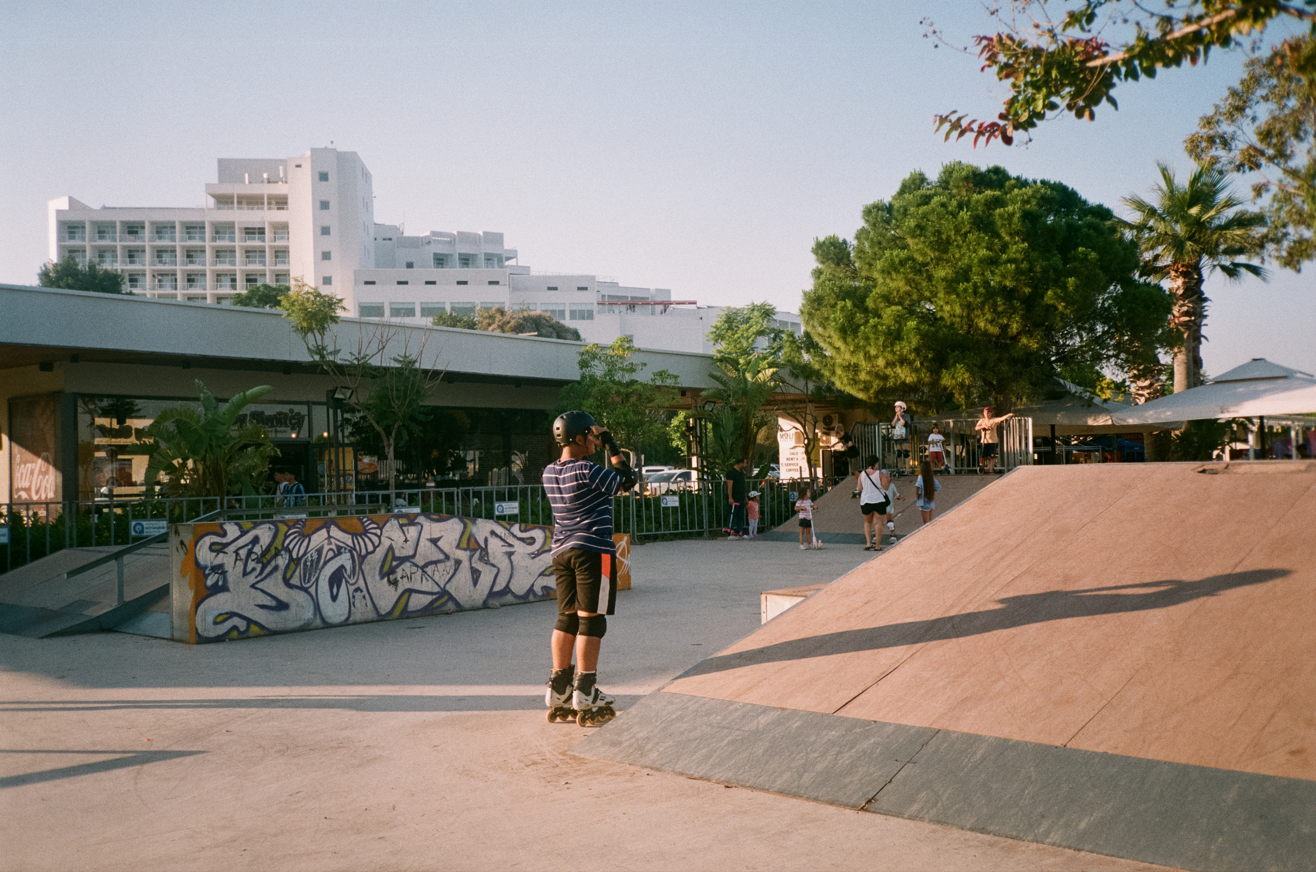 Вечерний вайб, кафе и кофейни, атмосфера, море и местные жители. Фотограф-документалист Мария Осокина