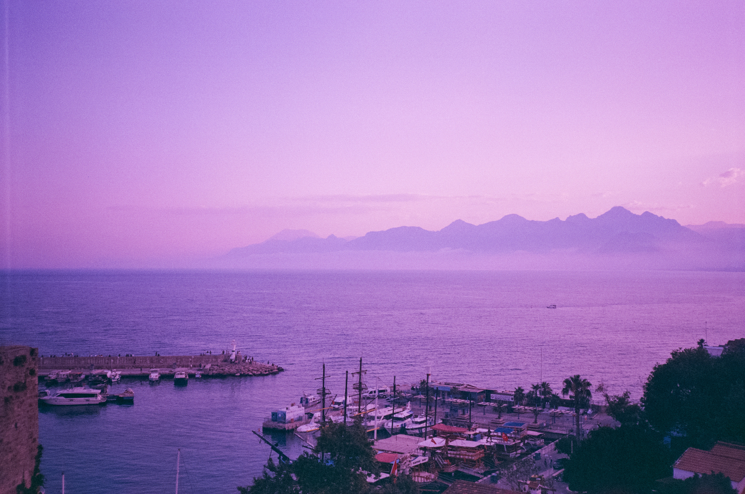 Вид на старый город и порт со смотровой площадки. Просрочка. Фотограф-документалист Мария Осокина