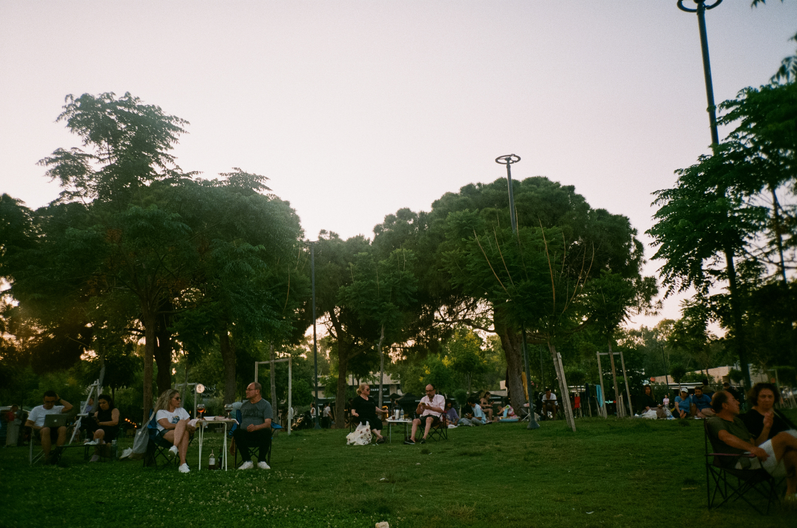 Вечерний вайб, кафе и кофейни, атмосфера, море и местные жители. Фотограф-документалист Мария Осокина