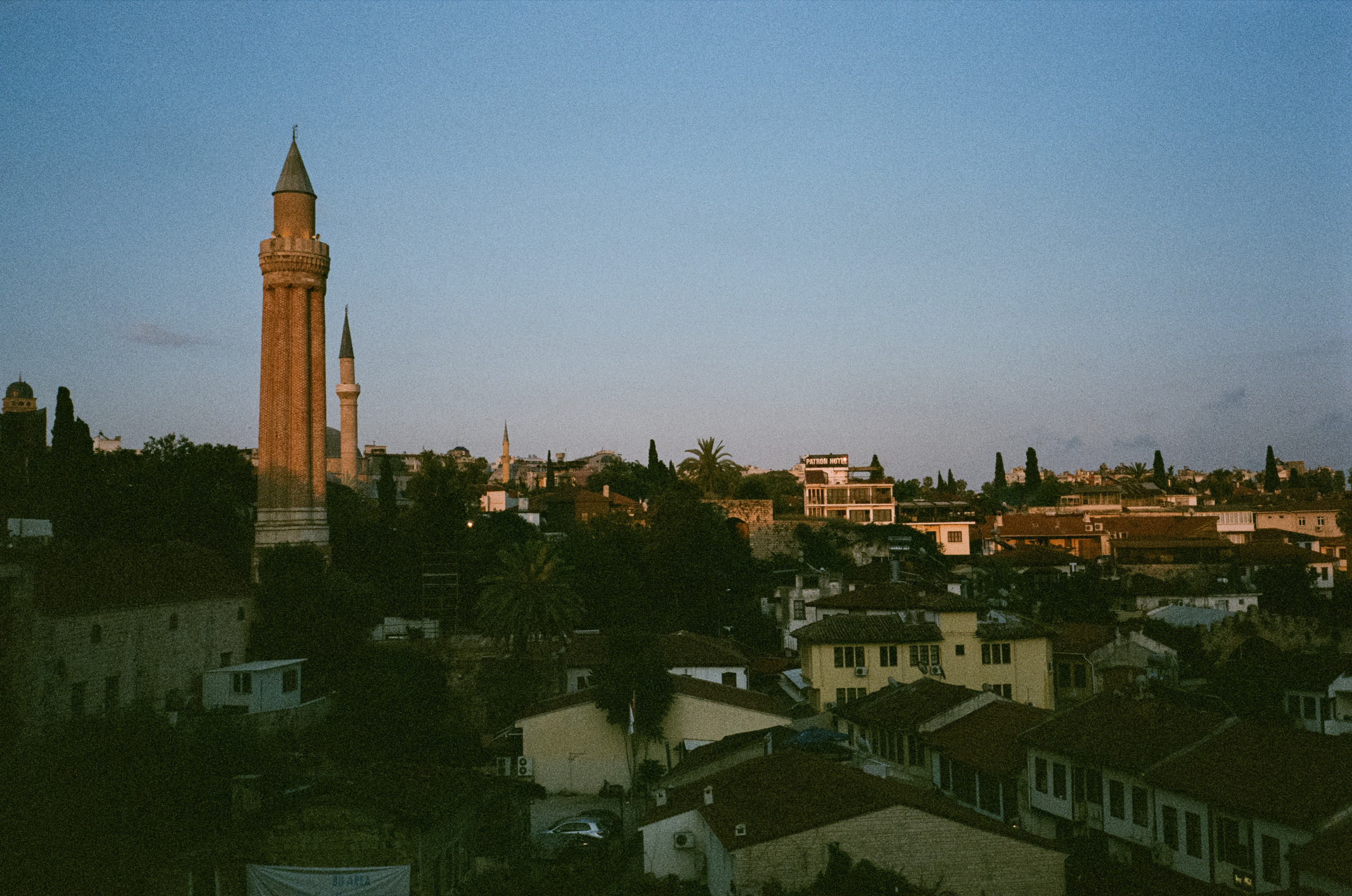 Аллея зонтиков и ночная Марина старого города. Фотограф-документалист Мария Осокина