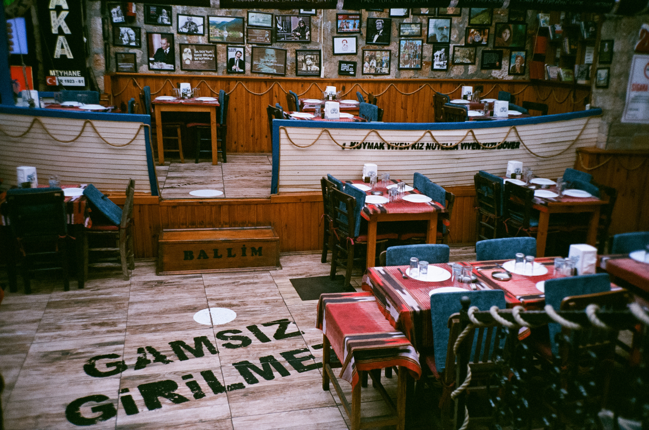 Вечерний город, улочка баров, пальмы и рассвет нового дня. Фотограф-документалист Мария Осокина