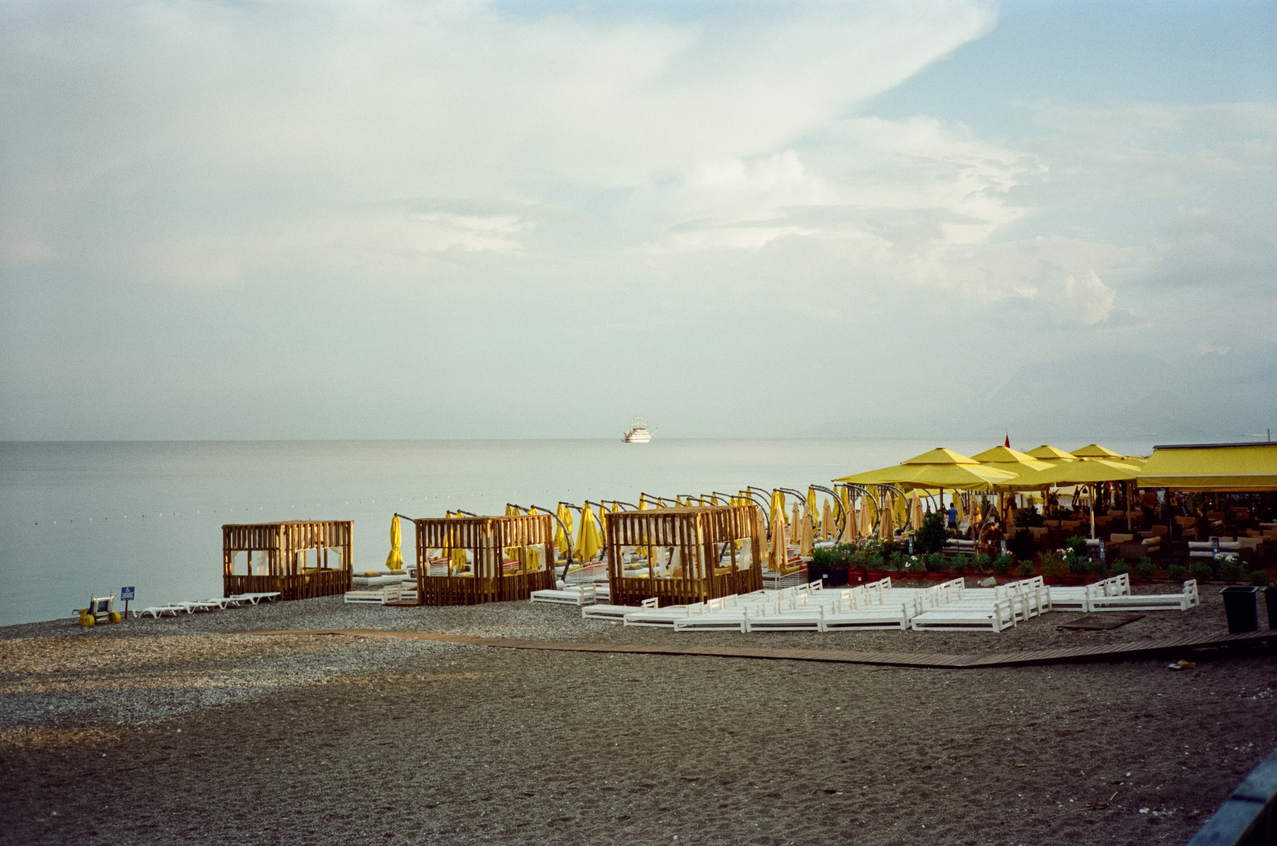 Вечерняя прогулка по набережной Коньяалты: море, корабли, пальмы и жел. Фотограф-документалист Мария Осокина