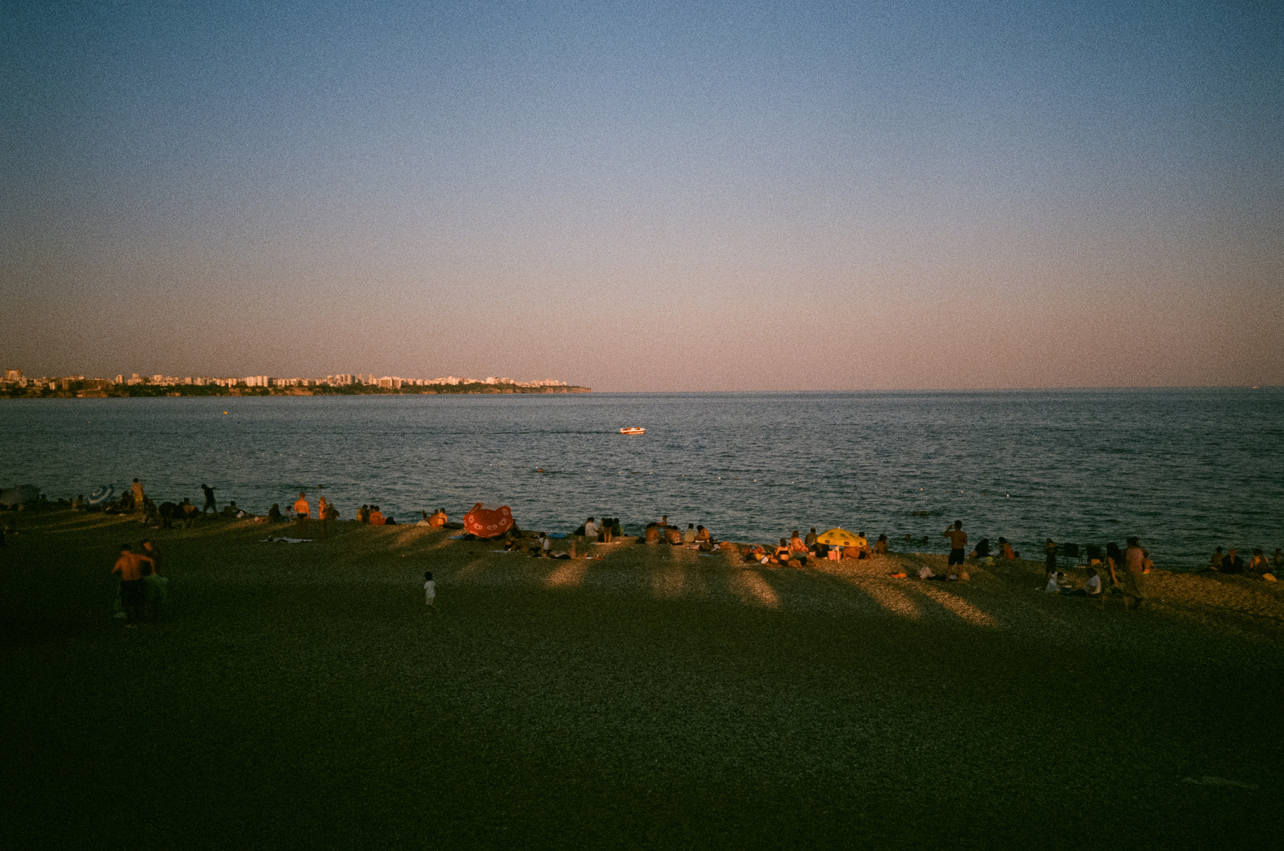 Вечерний город, улочка баров, пальмы и рассвет нового дня. Фотограф-документалист Мария Осокина