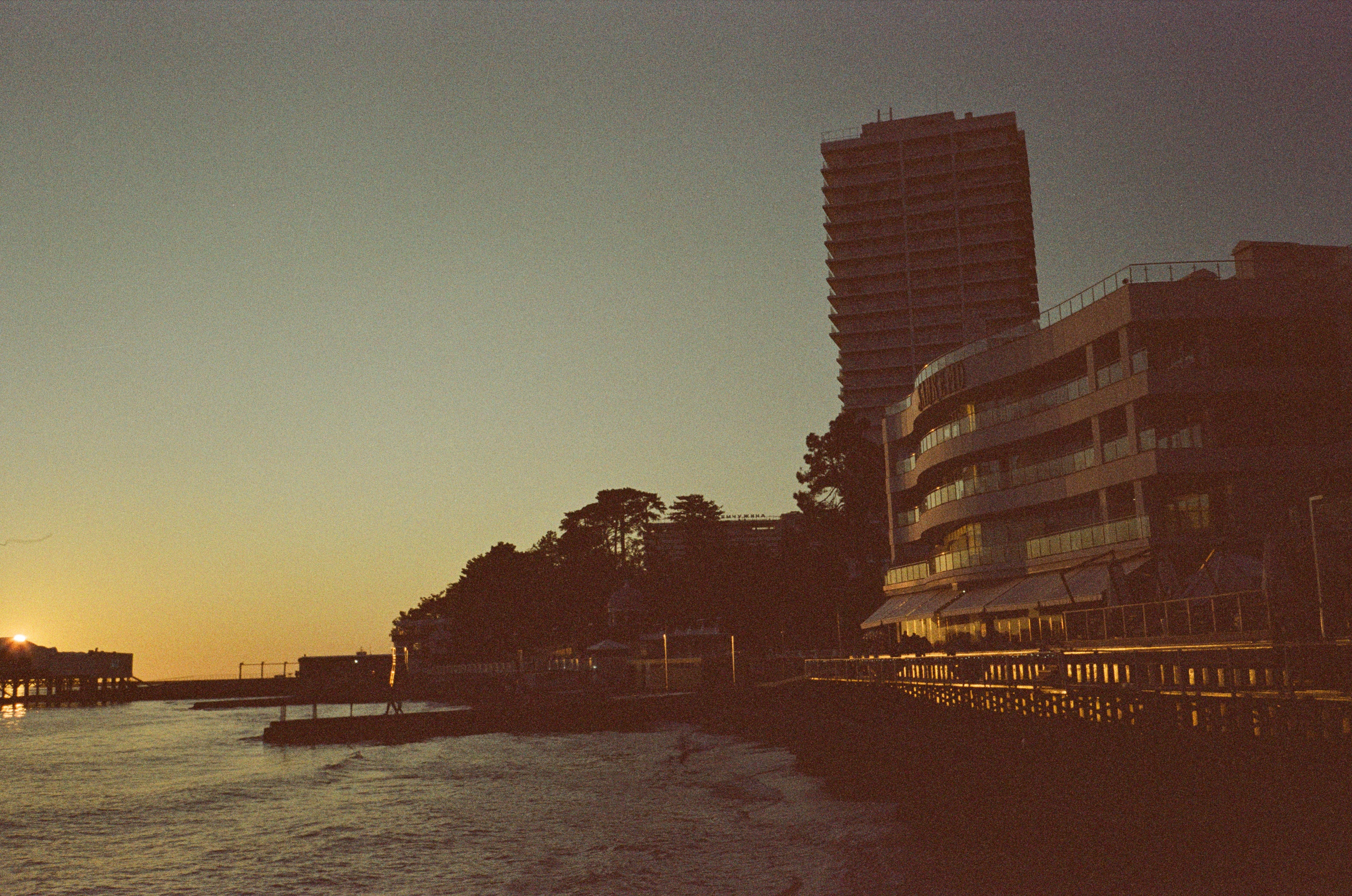 Вечерняя прогулка: закаты, крыша Metropol и улочки Сочи. Фотограф-документалист Мария Осокина