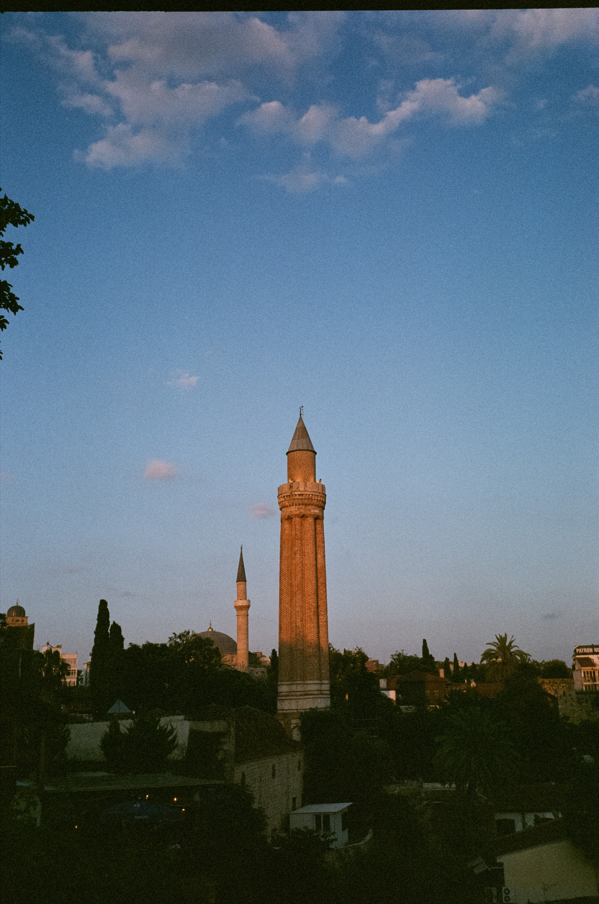 Аллея зонтиков и ночная Марина старого города. Фотограф-документалист Мария Осокина