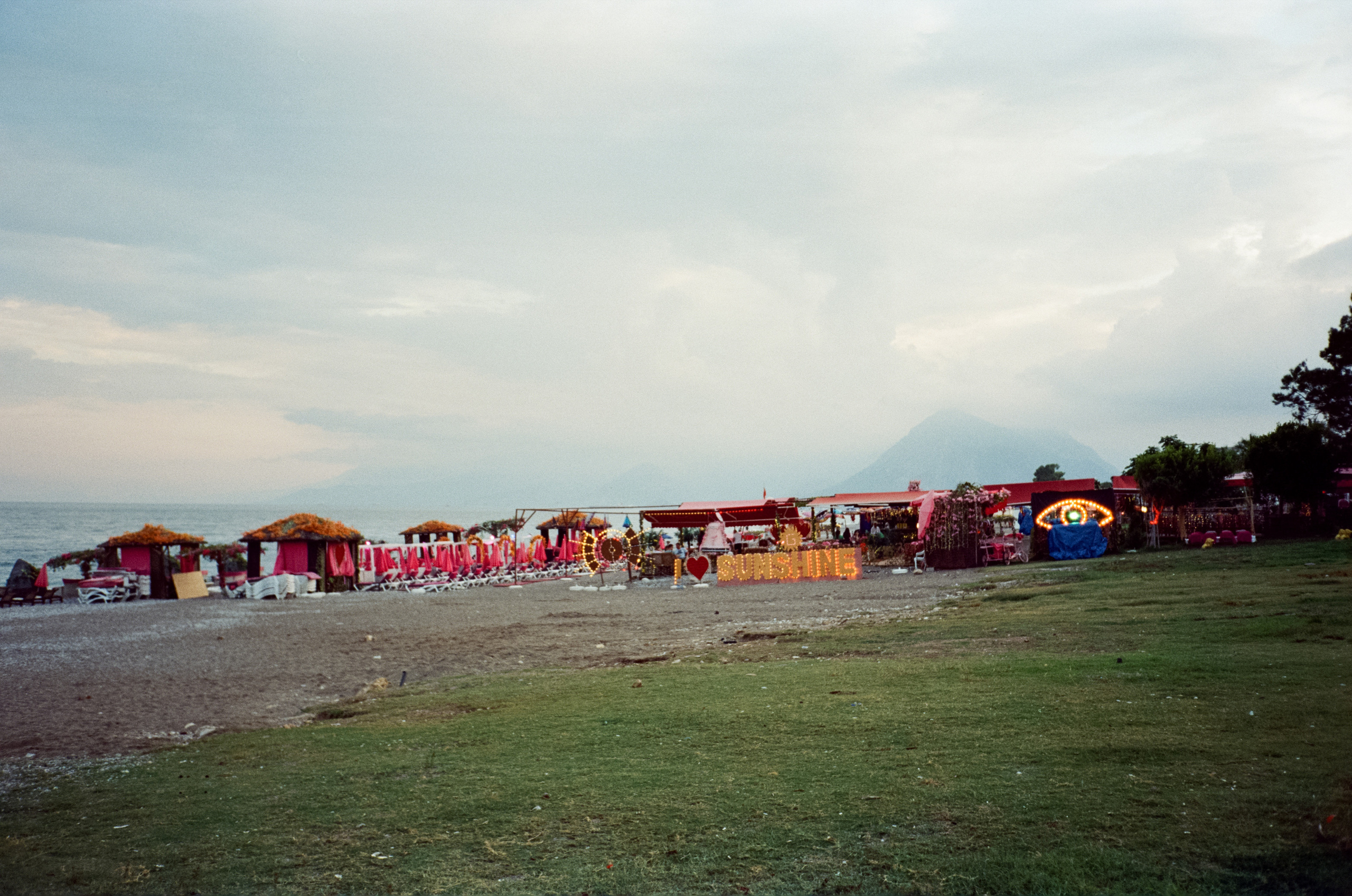 Рассвет и утро на пляже, кафе Trend Coffee и вечерняя набережная. Фотограф-документалист Мария Осокина