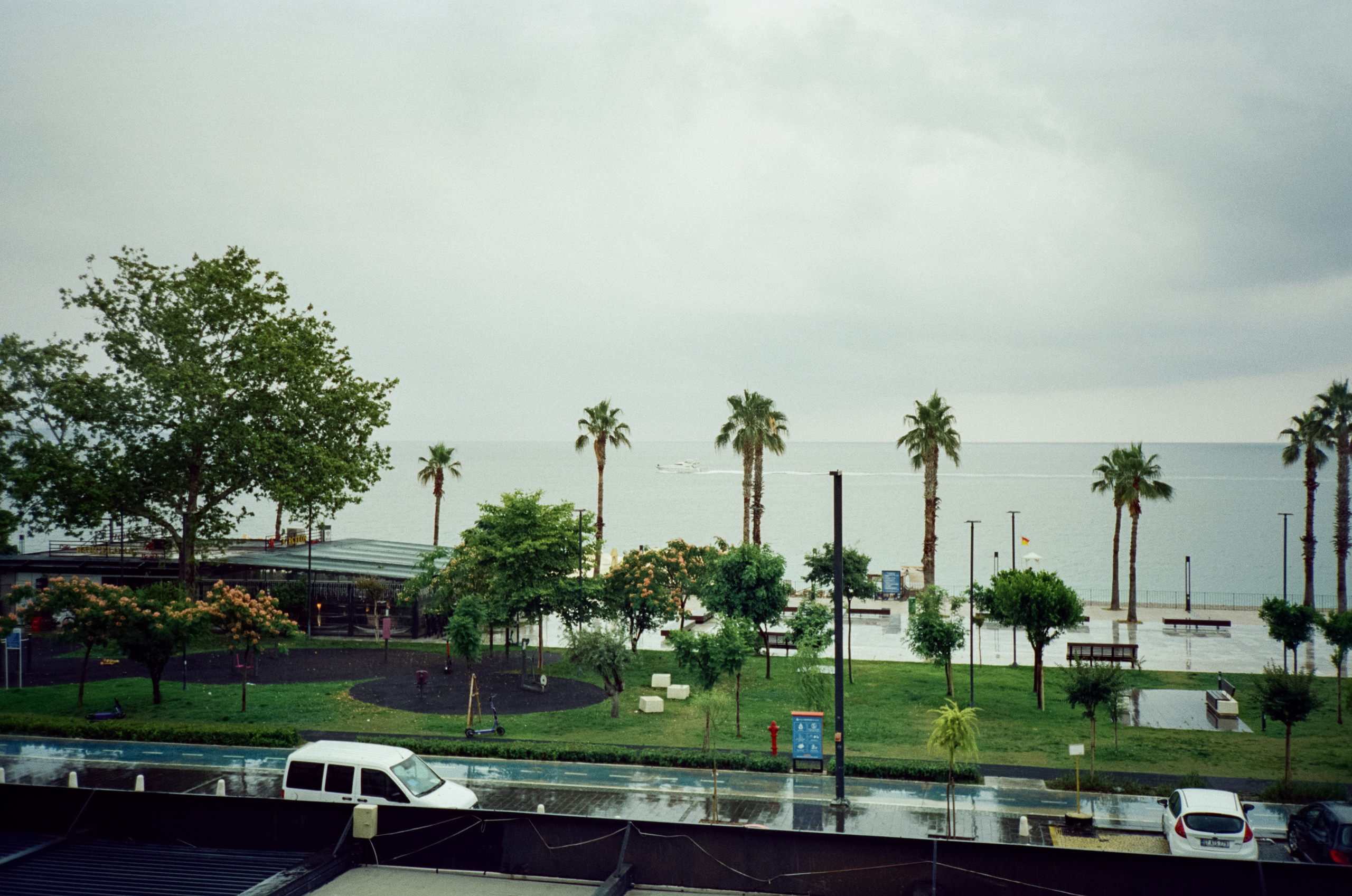 Вечерняя прогулка по набережной Коньяалты: море, корабли, пальмы и жел. Фотограф-документалист Мария Осокина