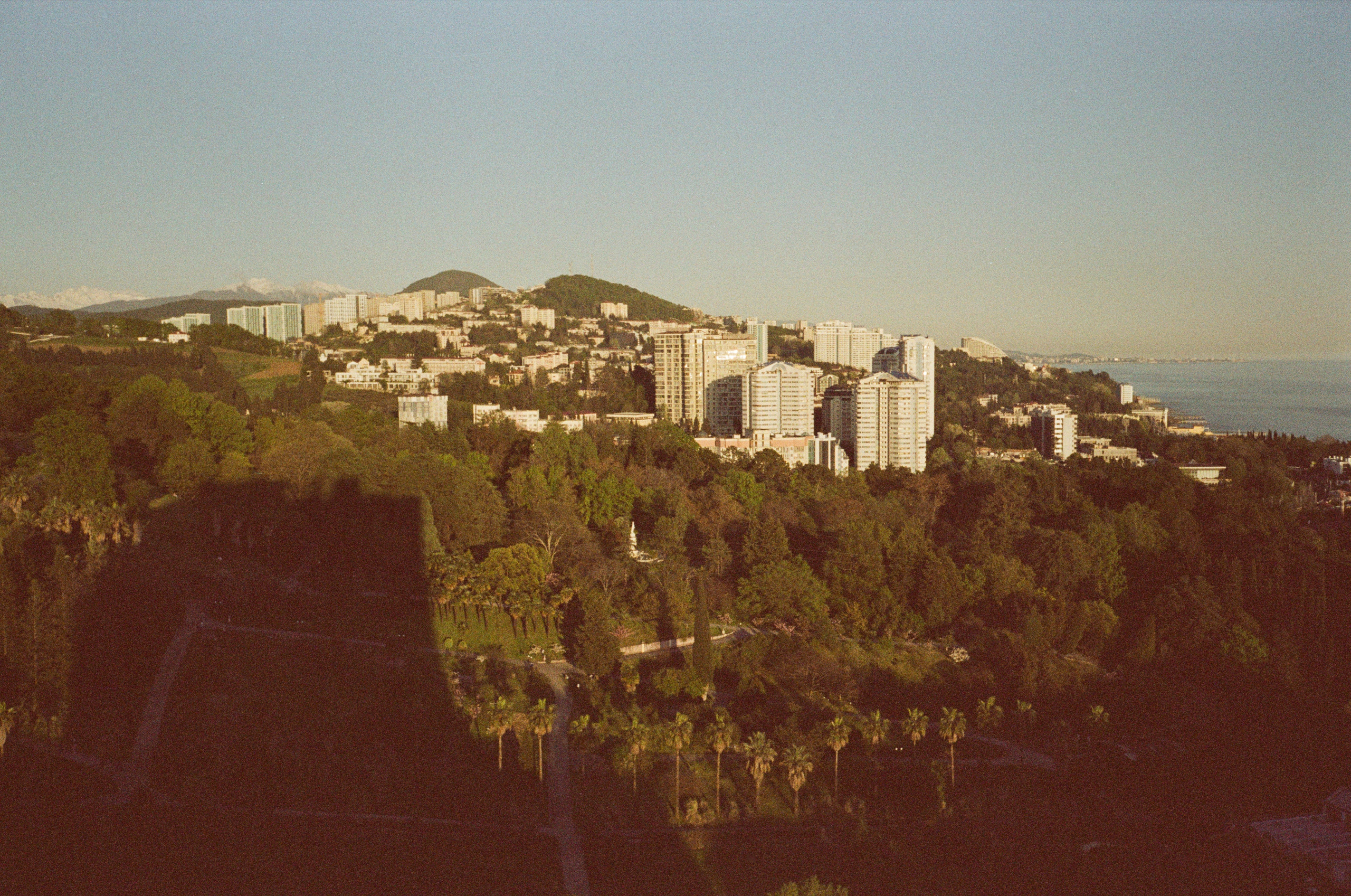 Вечерняя прогулка: закаты, крыша Metropol и улочки Сочи. Фотограф-документалист Мария Осокина