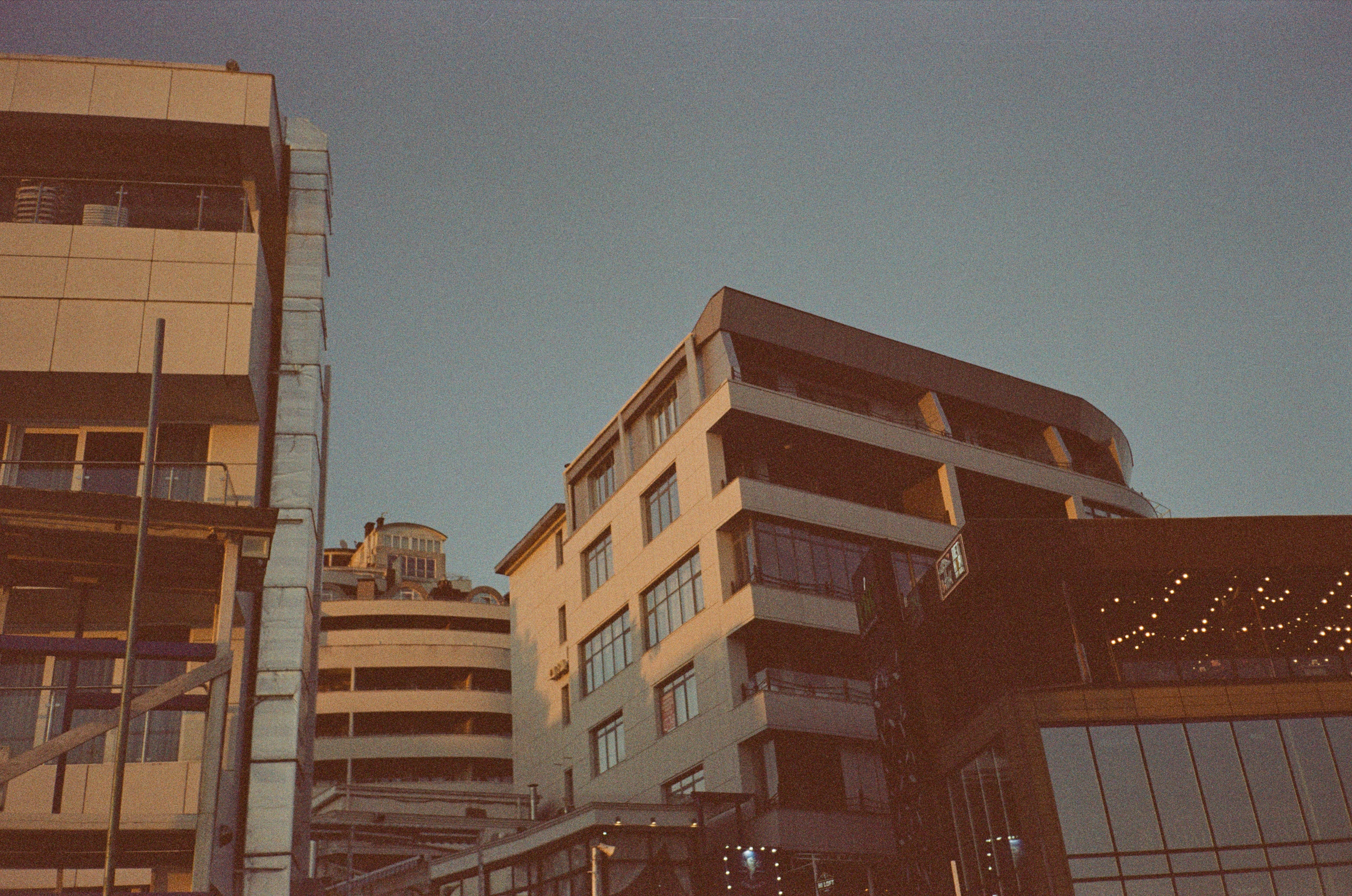 Вечерняя прогулка: закаты, крыша Metropol и улочки Сочи. Фотограф-документалист Мария Осокина