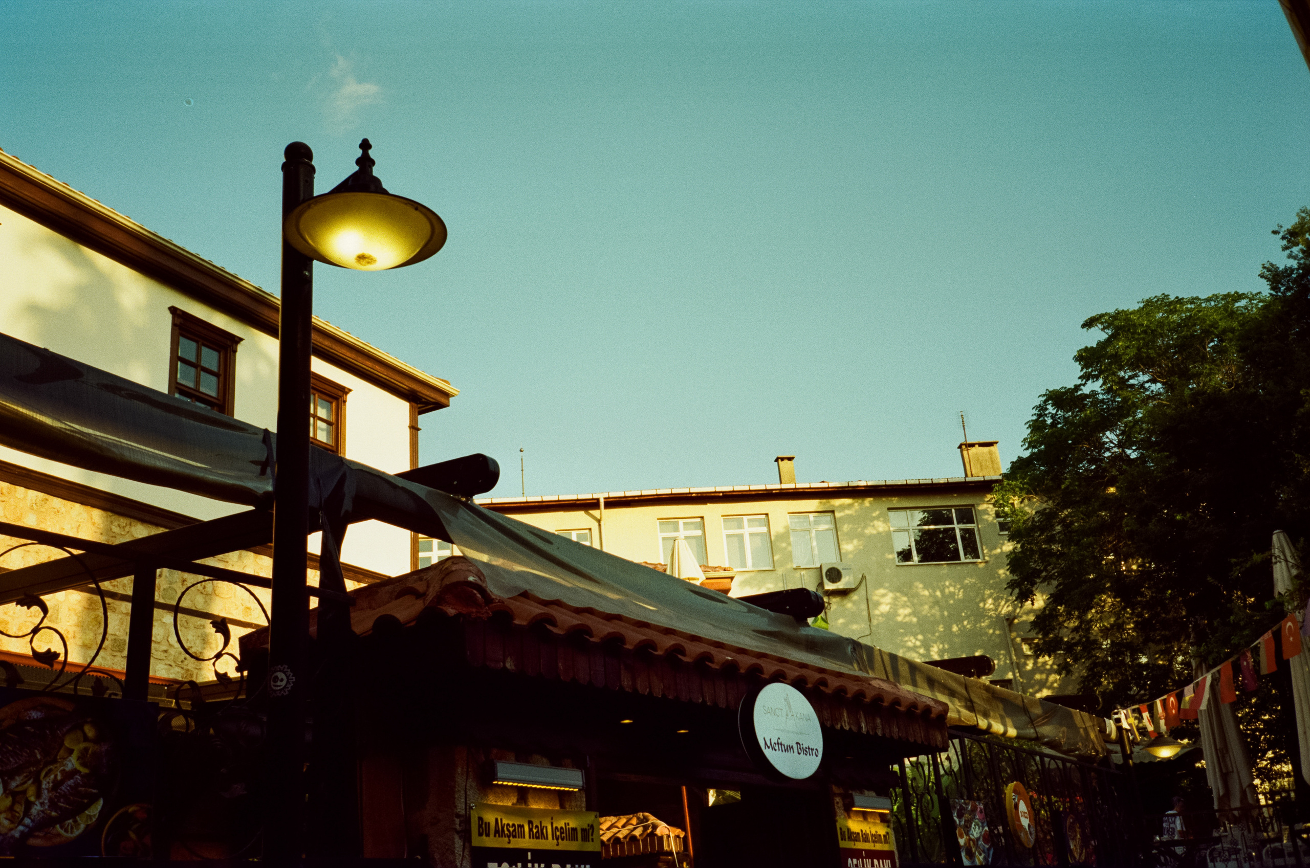 Атмосфера старого города, улочки и кафе Калеичи. Фотограф-документалист Мария Осокина