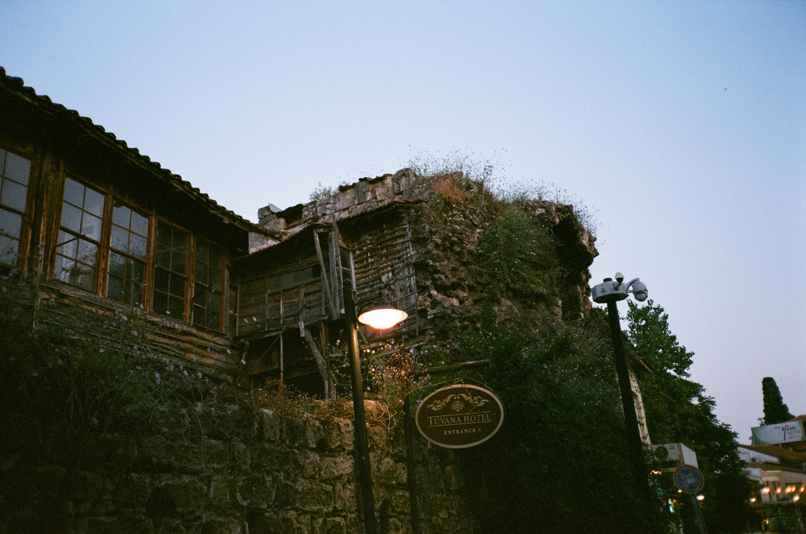 Аллея зонтиков и ночная Марина старого города. Фотограф-документалист Мария Осокина