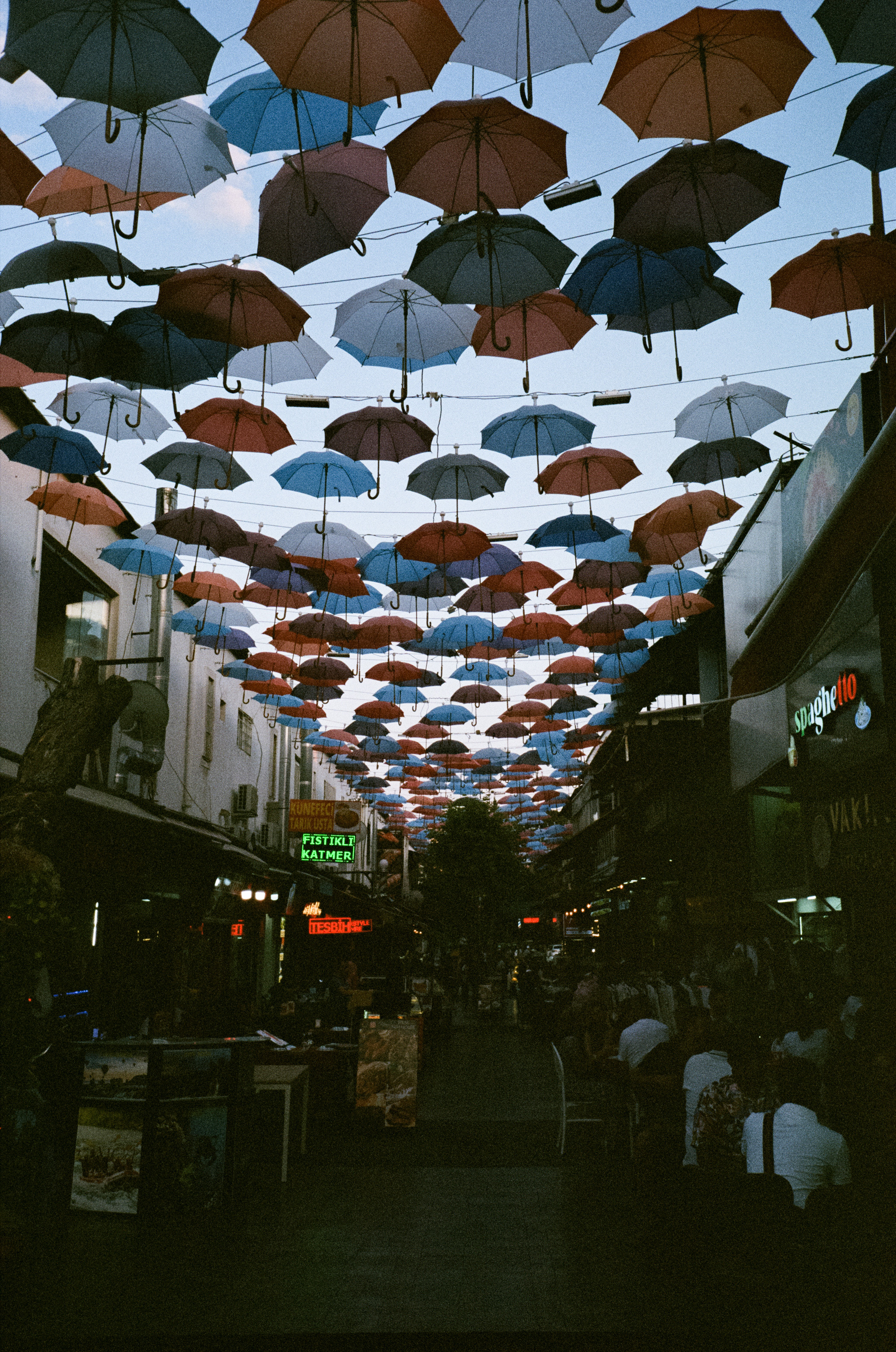 Аллея зонтиков и ночная Марина старого города. Фотограф-документалист Мария Осокина