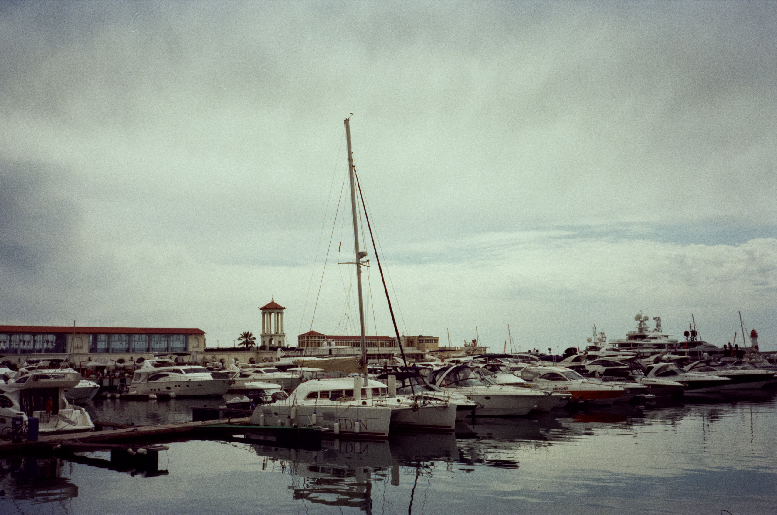 Прогулка по набережной Сочи: море, пальмы и уютная кофейня. Фотограф-документалист Мария Осокина