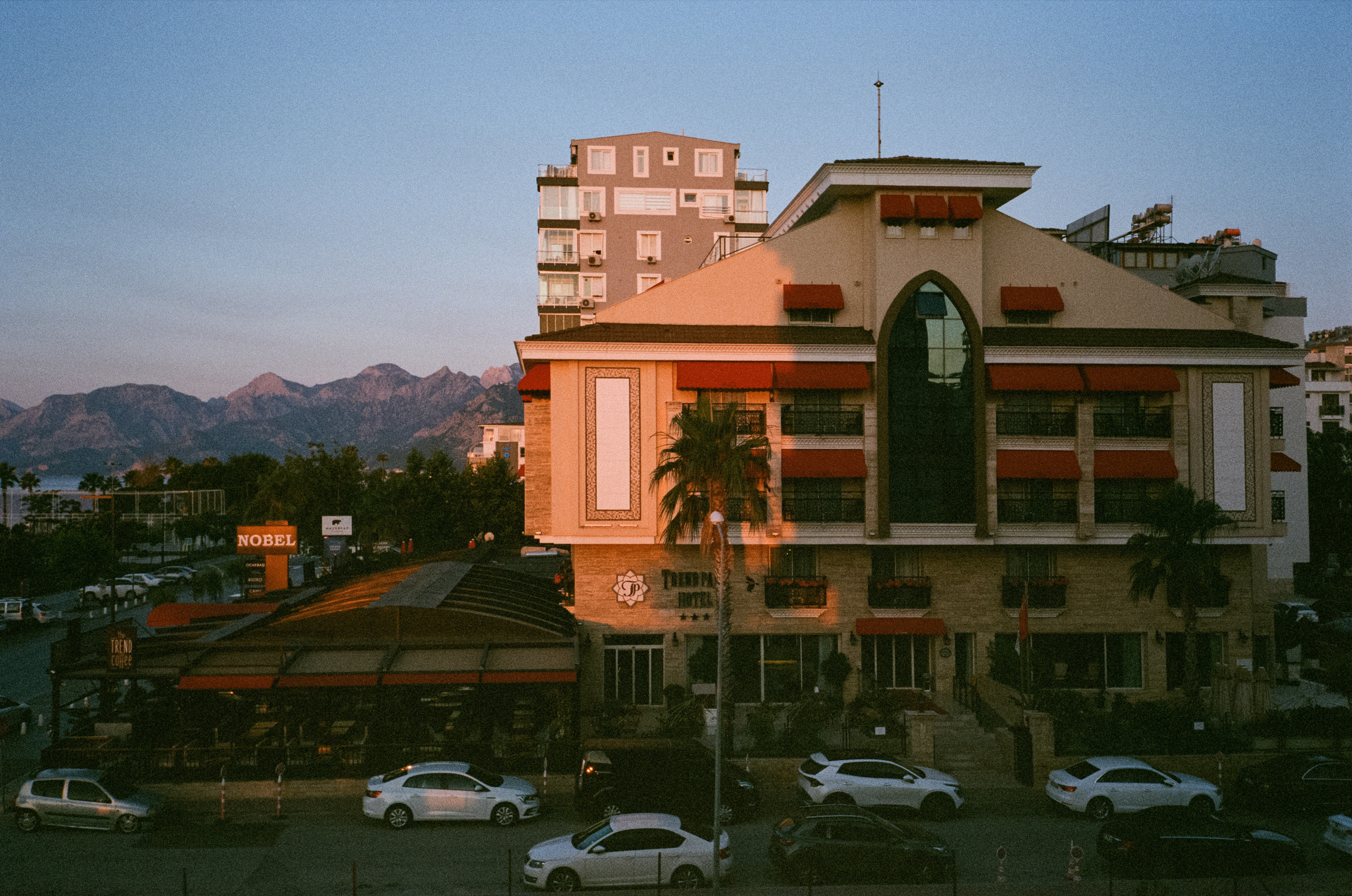 Аллея зонтиков и ночная Марина старого города. Фотограф-документалист Мария Осокина