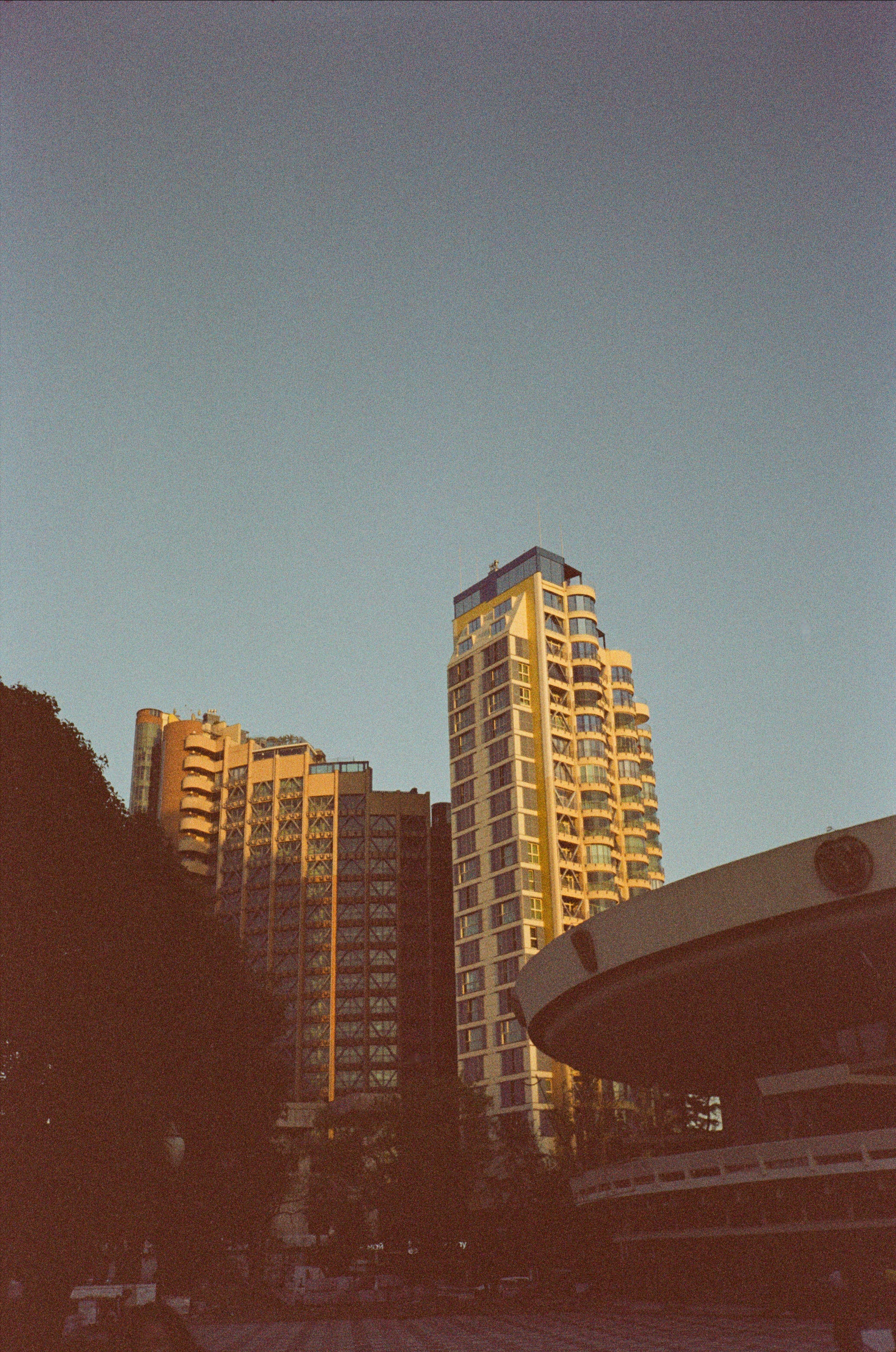 Вечерняя прогулка: закаты, крыша Metropol и улочки Сочи. Фотограф-документалист Мария Осокина