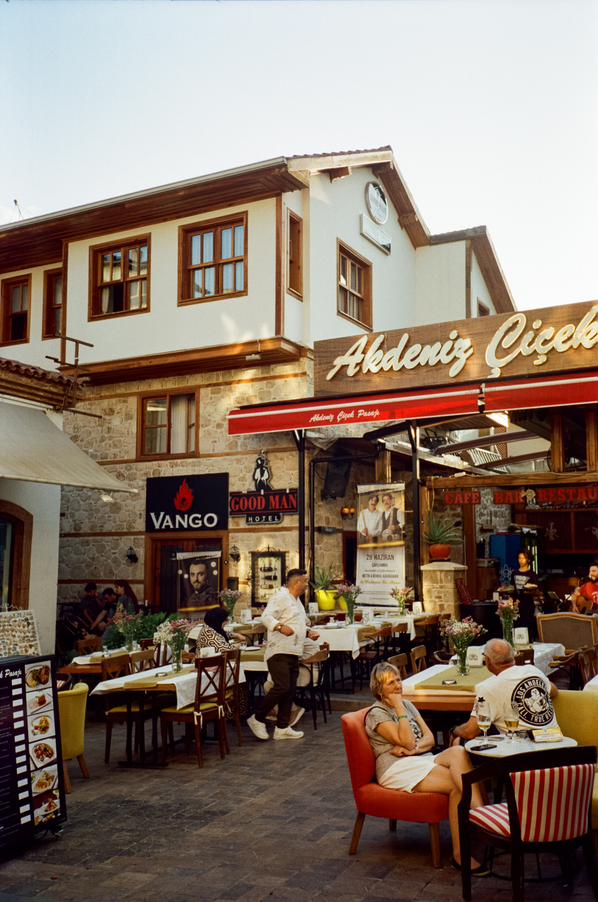 Атмосфера старого города, улочки и кафе Калеичи. Фотограф-документалист Мария Осокина