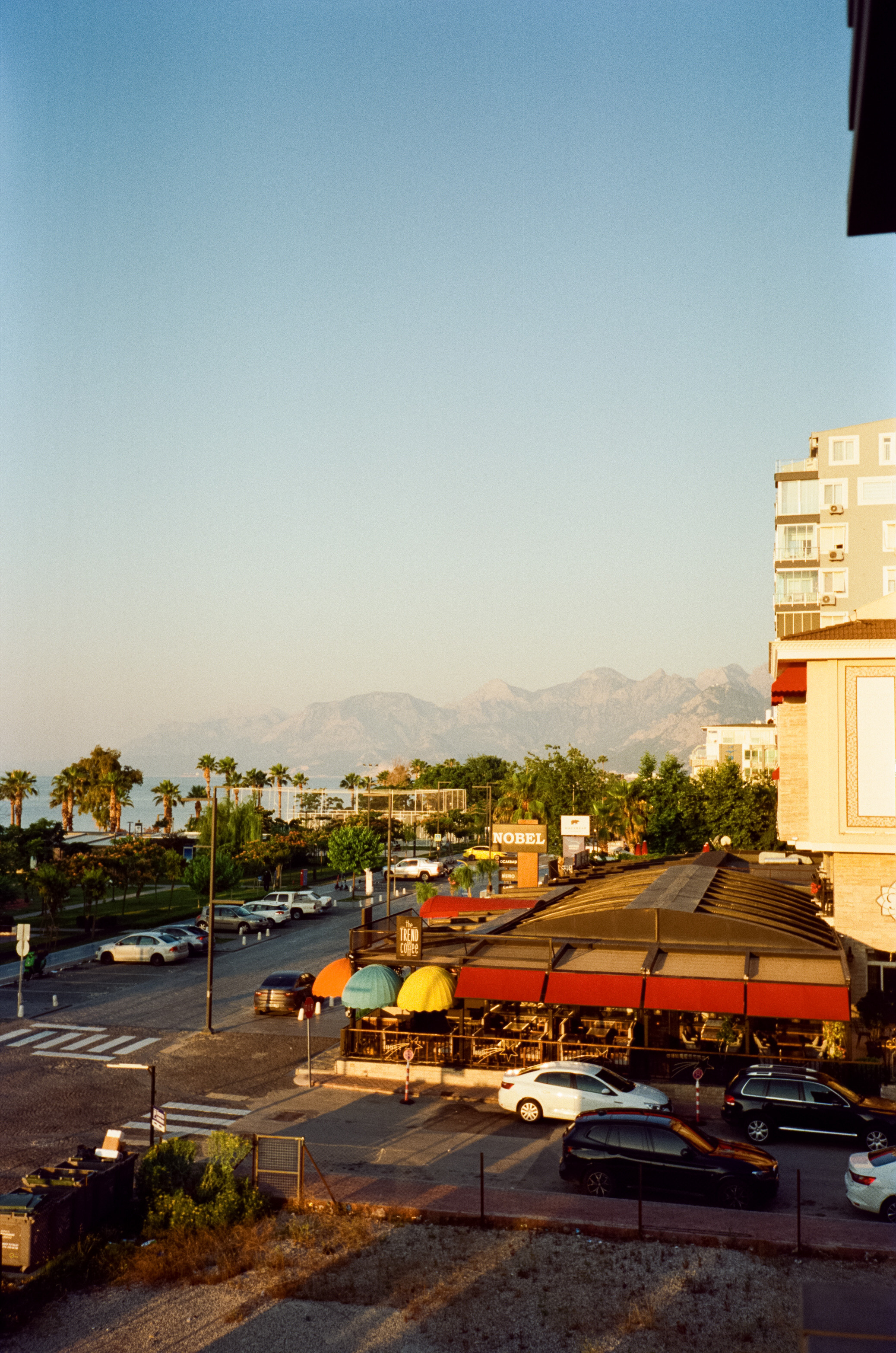 Рассвет и утро на пляже, кафе Trend Coffee и вечерняя набережная. Фотограф-документалист Мария Осокина