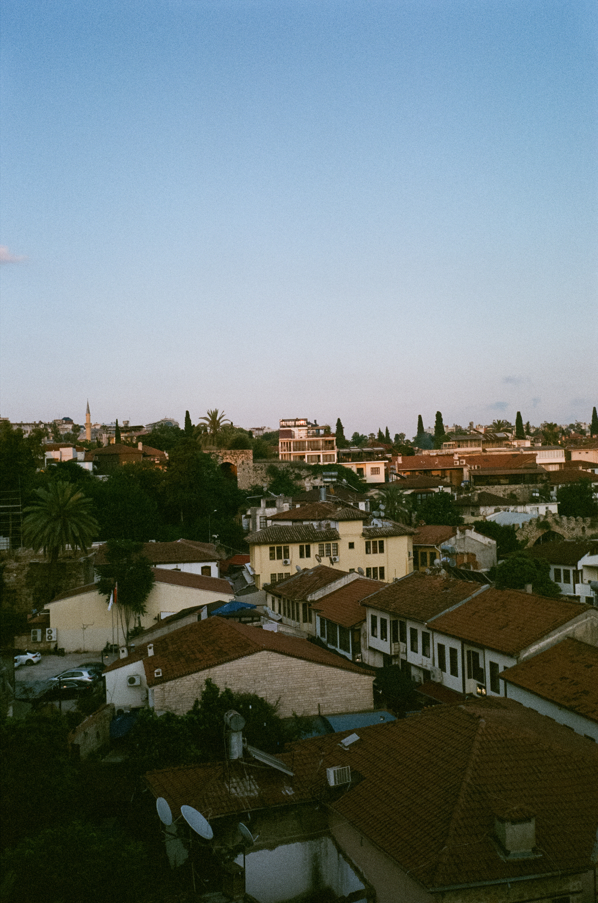 Аллея зонтиков и ночная Марина старого города. Фотограф-документалист Мария Осокина