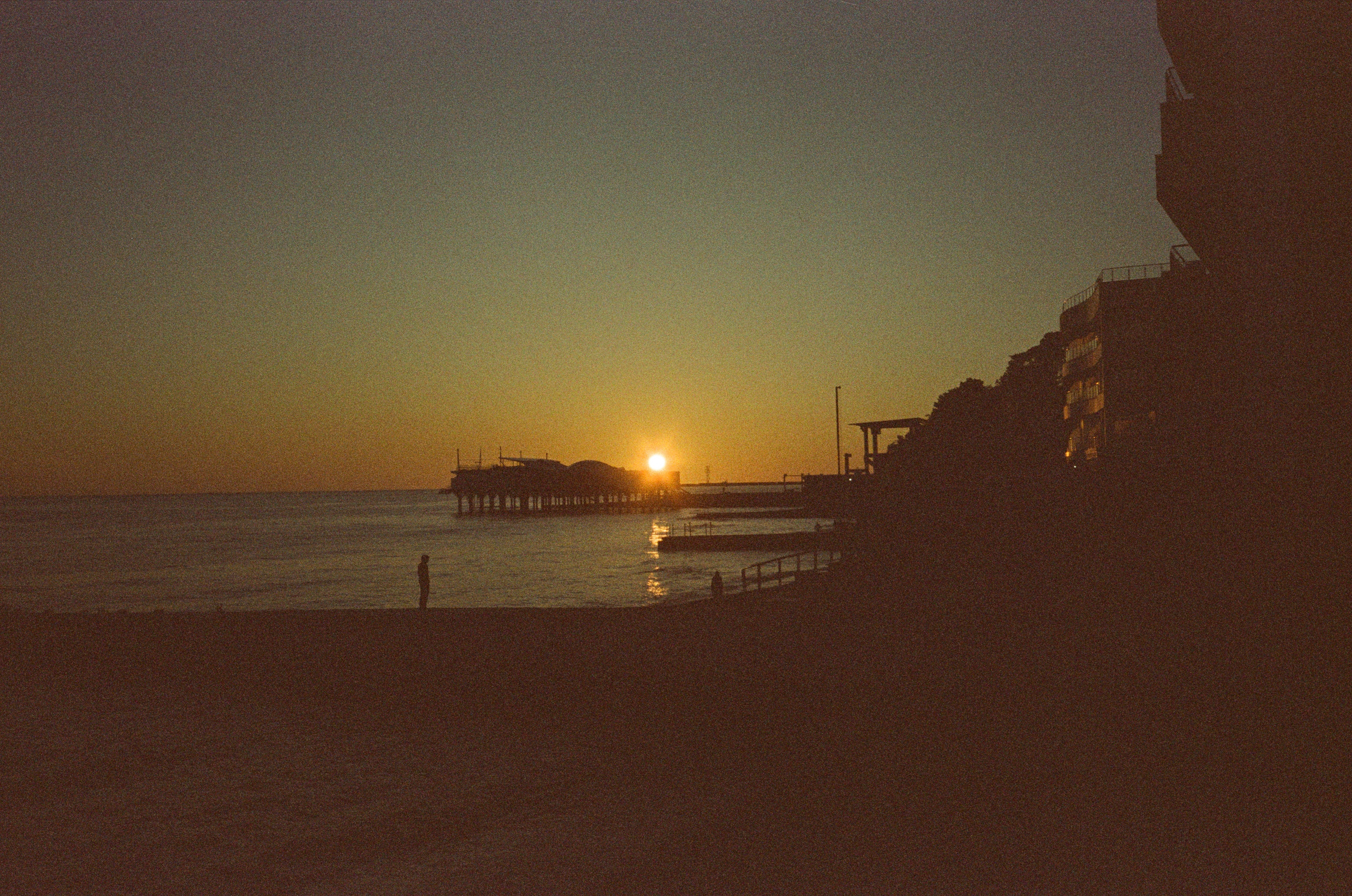 Вечерняя прогулка: закаты, крыша Metropol и улочки Сочи. Фотограф-документалист Мария Осокина