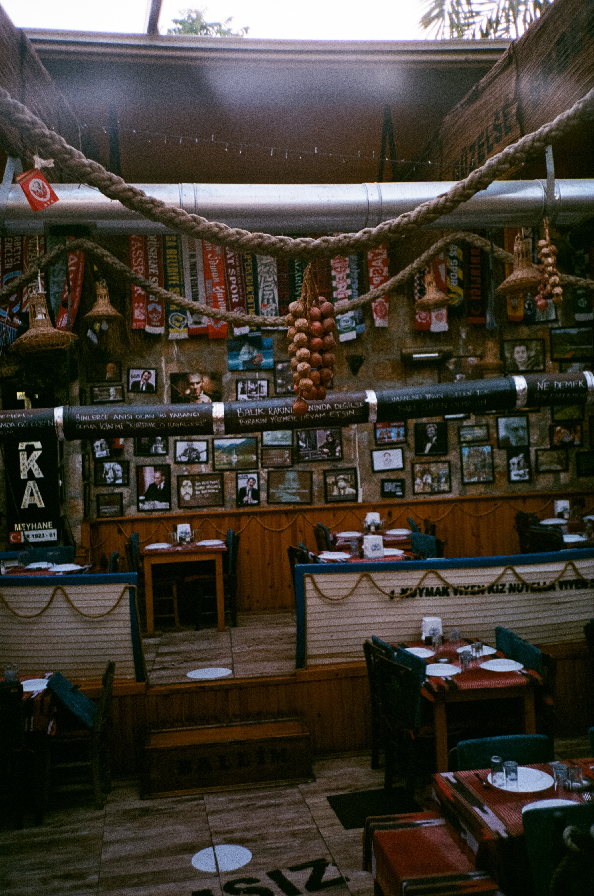 Вечерний город, улочка баров, пальмы и рассвет нового дня. Фотограф-документалист Мария Осокина