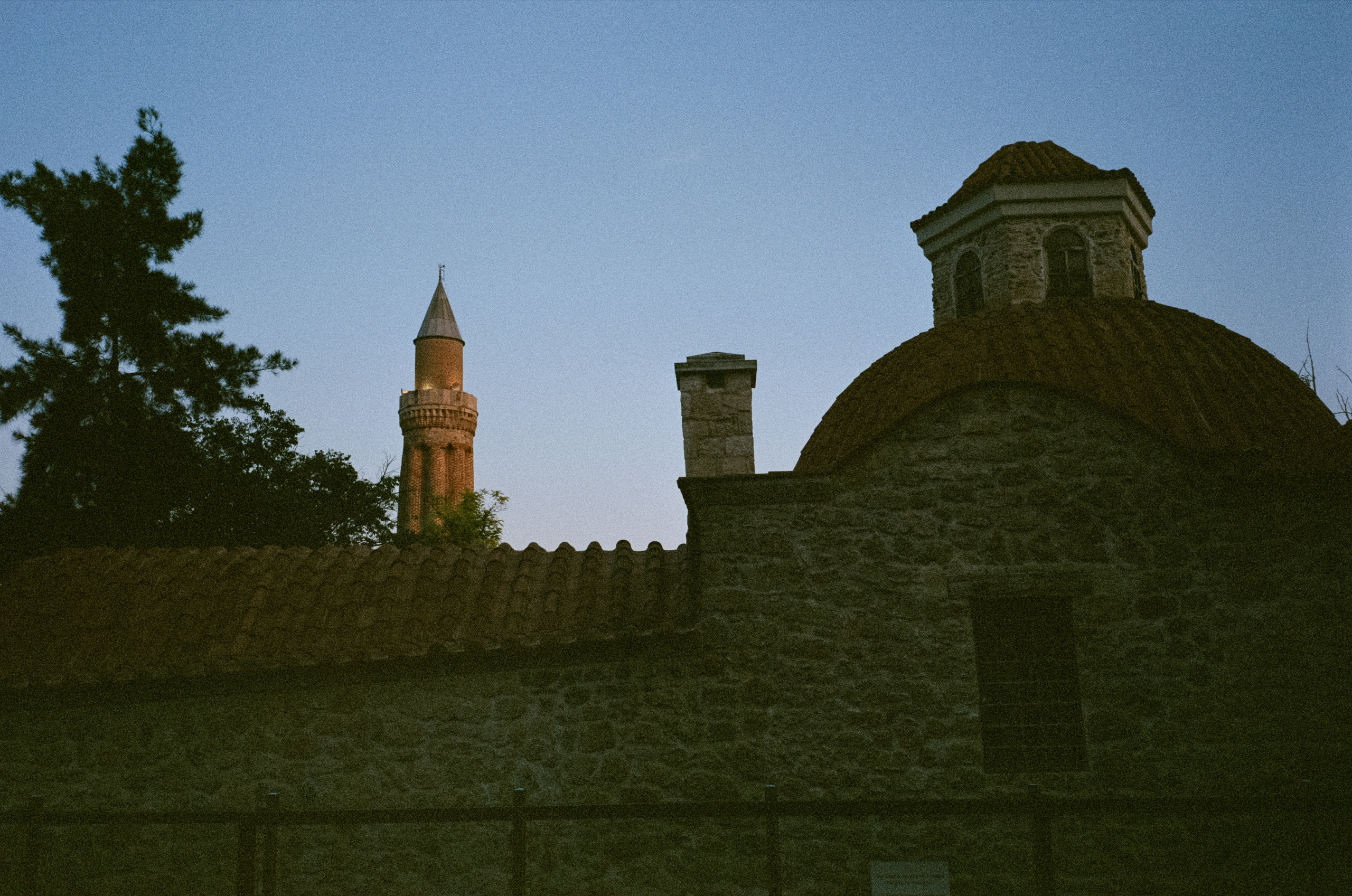 Аллея зонтиков и ночная Марина старого города. Фотограф-документалист Мария Осокина