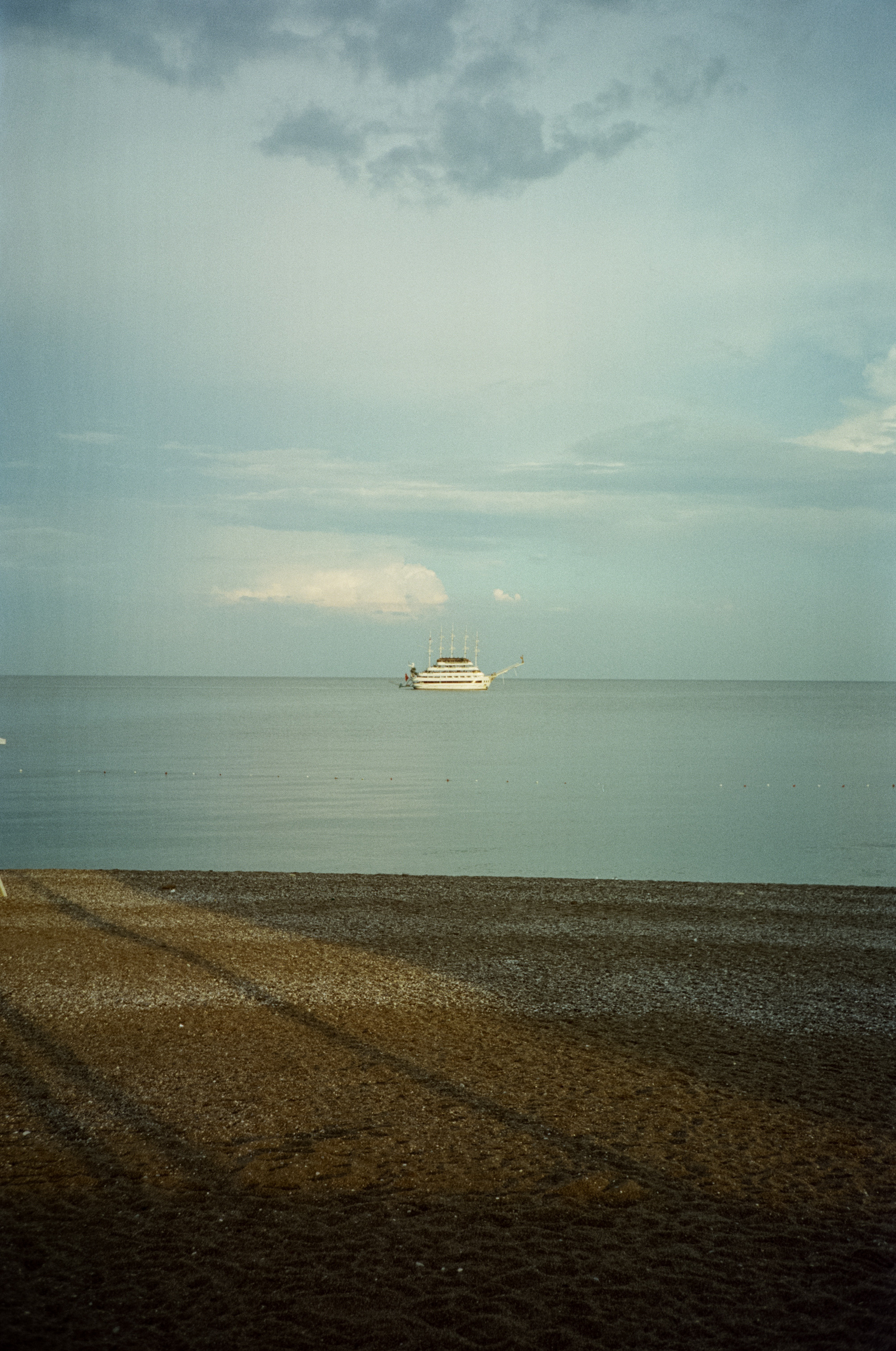 Вечерняя прогулка по набережной Коньяалты: море, корабли, пальмы и жел. Фотограф-документалист Мария Осокина