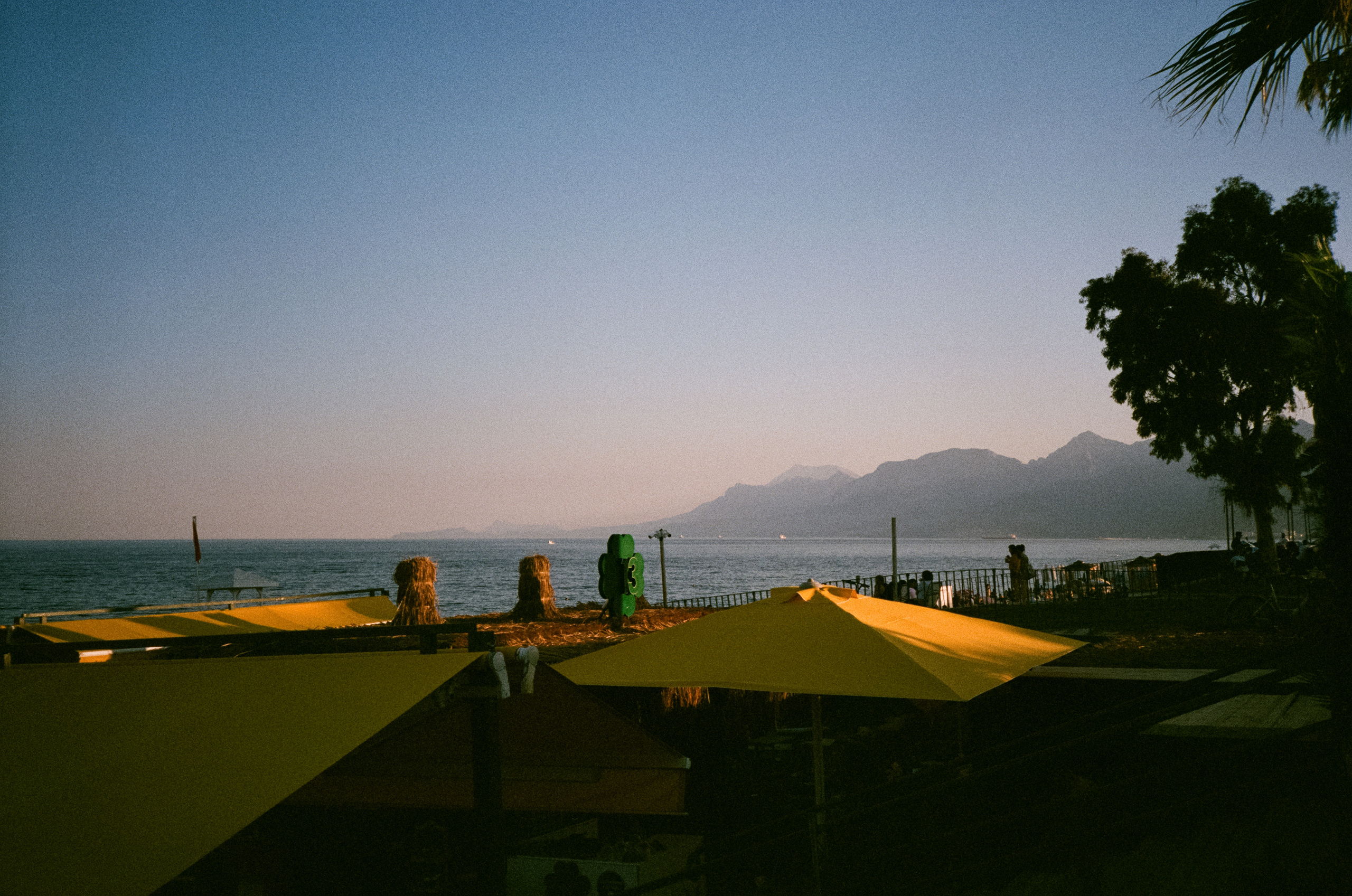 Вечерний город, улочка баров, пальмы и рассвет нового дня. Фотограф-документалист Мария Осокина