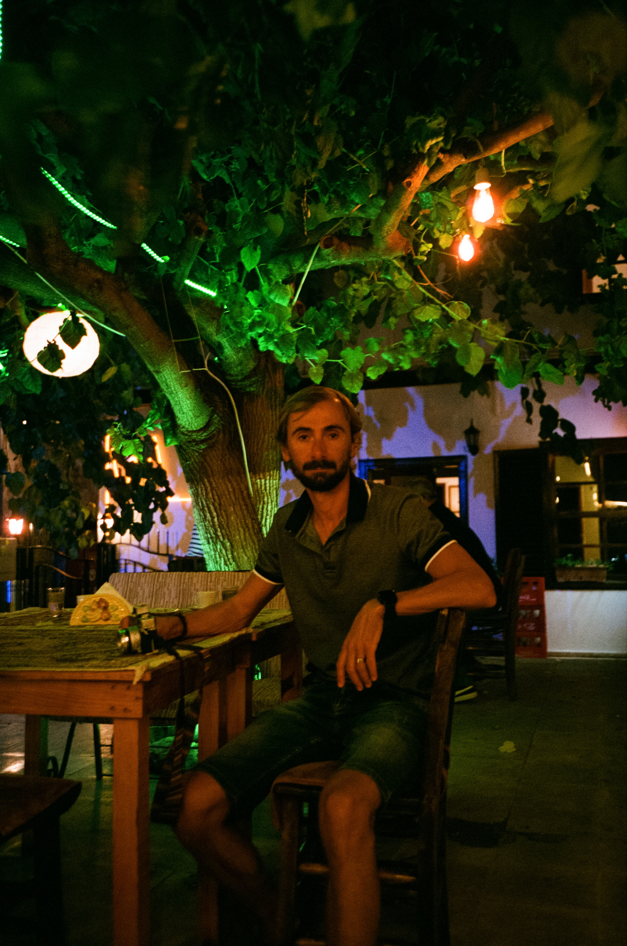 Вечерний город, улочка баров, пальмы и рассвет нового дня. Фотограф-документалист Мария Осокина